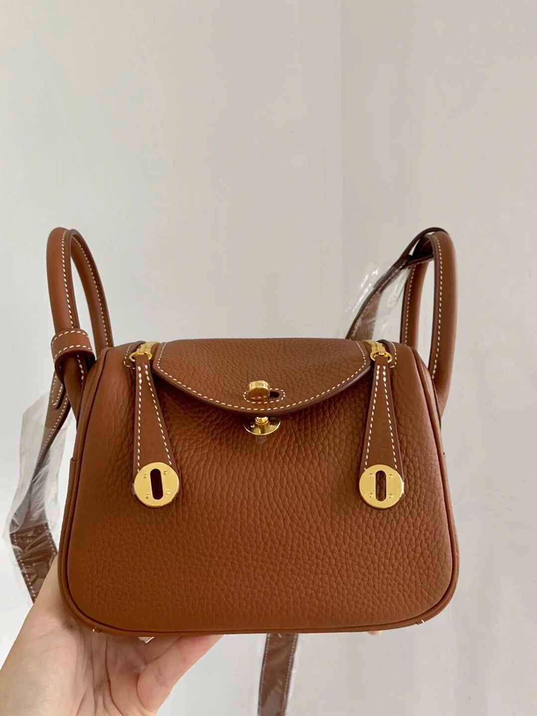 Мини-сумка Hermes Lindy 37 золотисто-коричневого цвета с золотой пряжкой