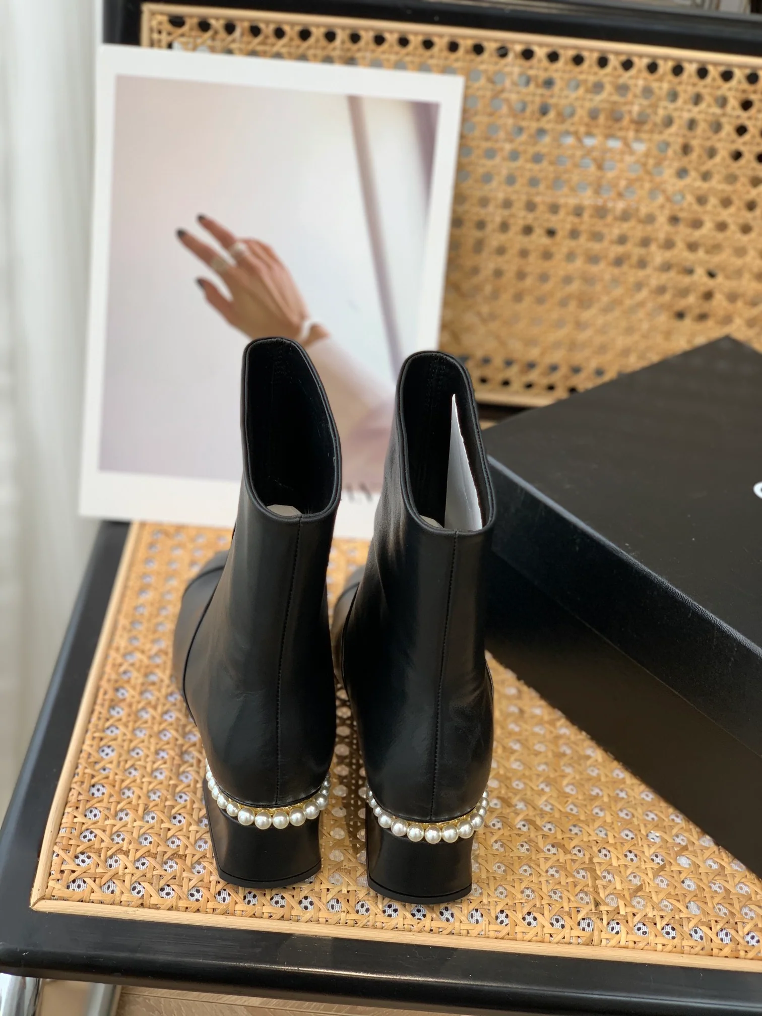 Chanel - Классические ботильоны на каблуке с круглым носком и жемчужной отделкой