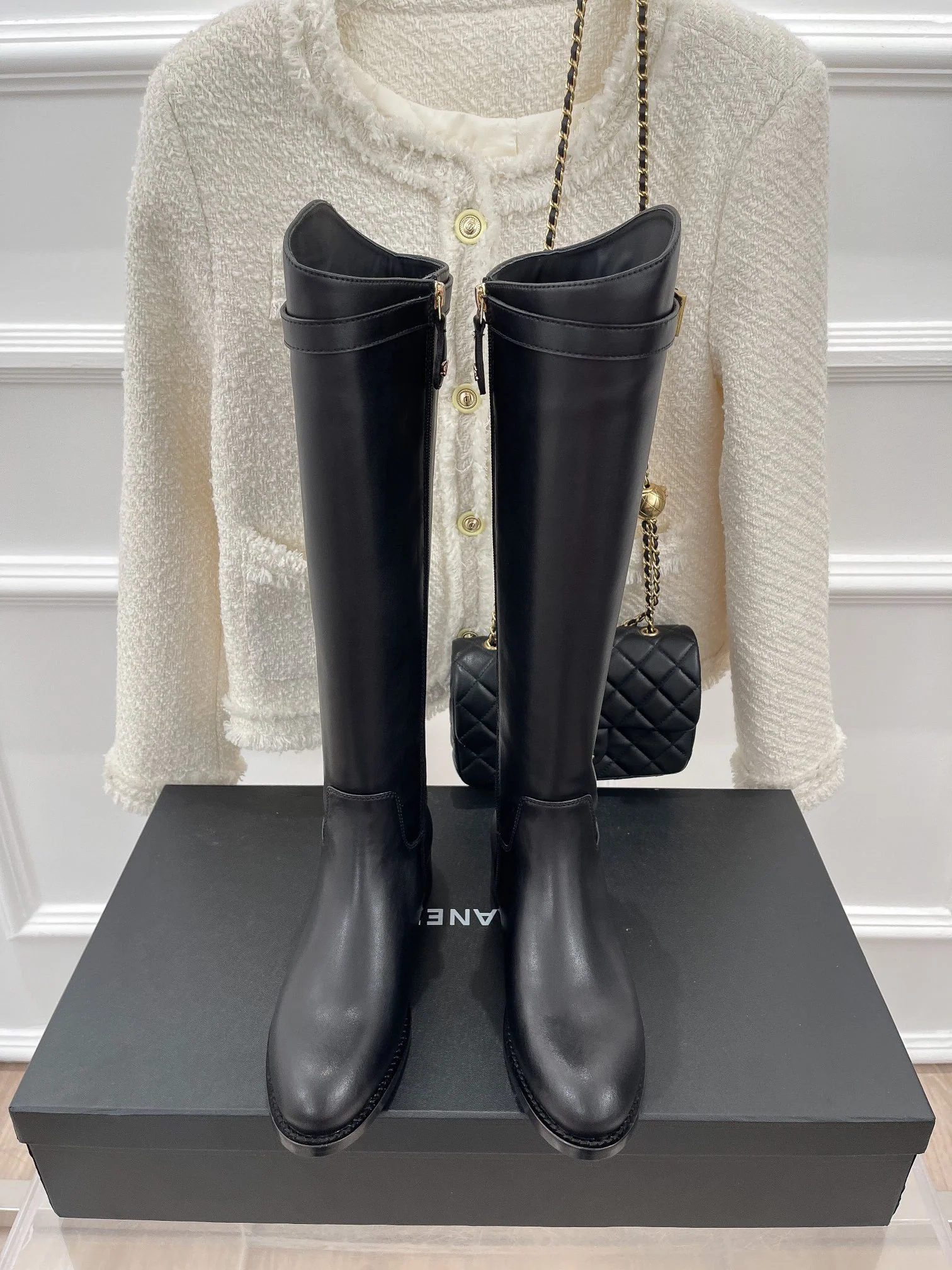 Новинка сезона осень/зима 2023 от Chanel - Классические сапоги для верховой езды - Высокие сапоги - Черные