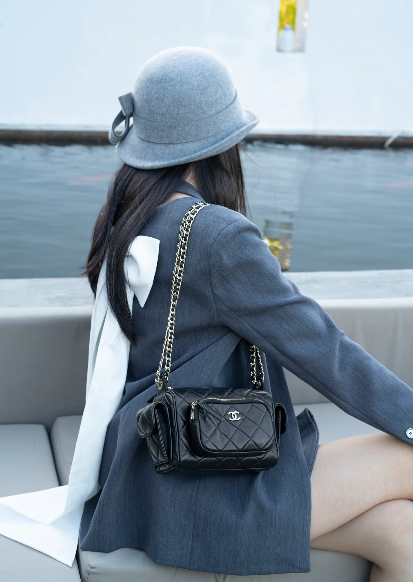 Маленькая многофункциональная сумка для фотоаппарата Chanel из 24-каратного золота — черная.