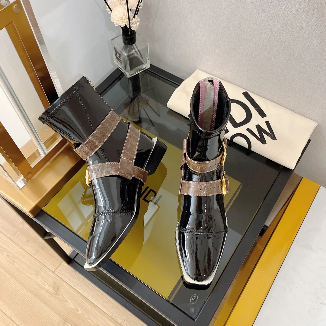 Новинка сезона осень/зима 2022 от Fendi: ботинки из эластичной лакированной кожи, серия FFrame, ботильоны на плоской подошве.