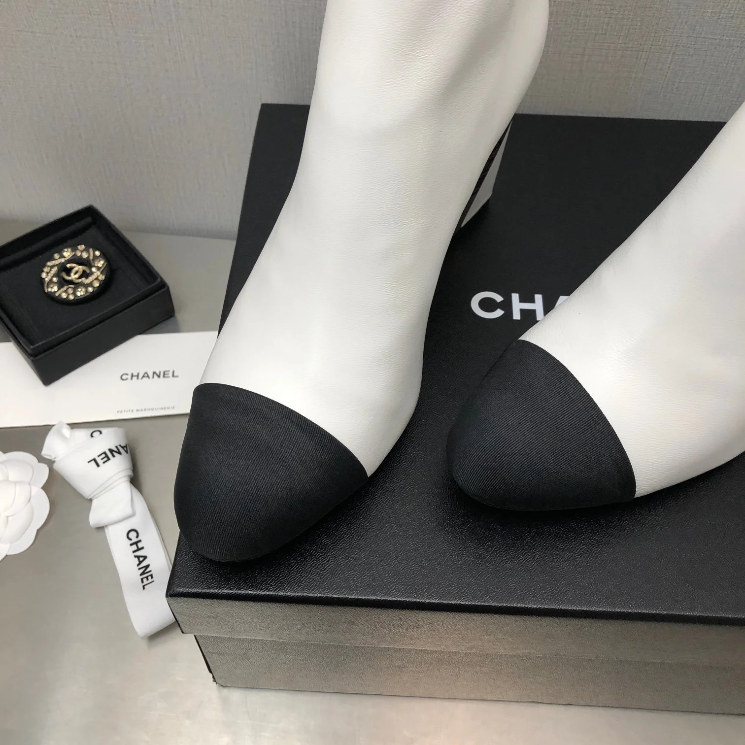 Новинка сезона осень/зима 2022 от Chanel - Ботильоны на высоком каблуке - Белые