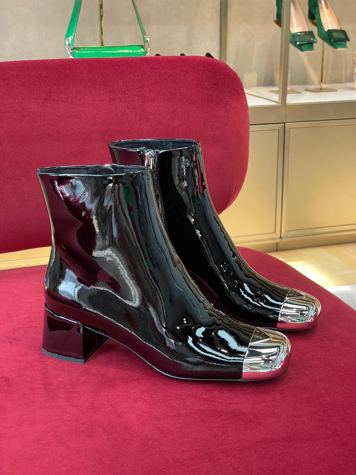 Новинка сезона осень/зима 2022 от Prada — металлические ботильоны с закругленным носком.