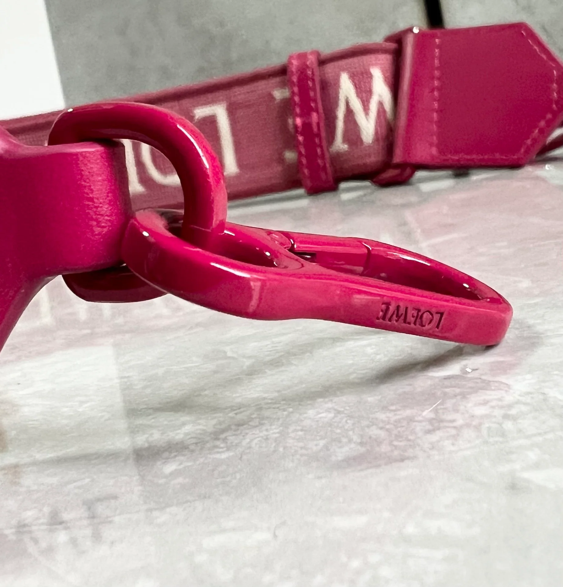 Сумка Loewe Puzzle Geometric с плечевым ремнем в виде буквы — розовая.