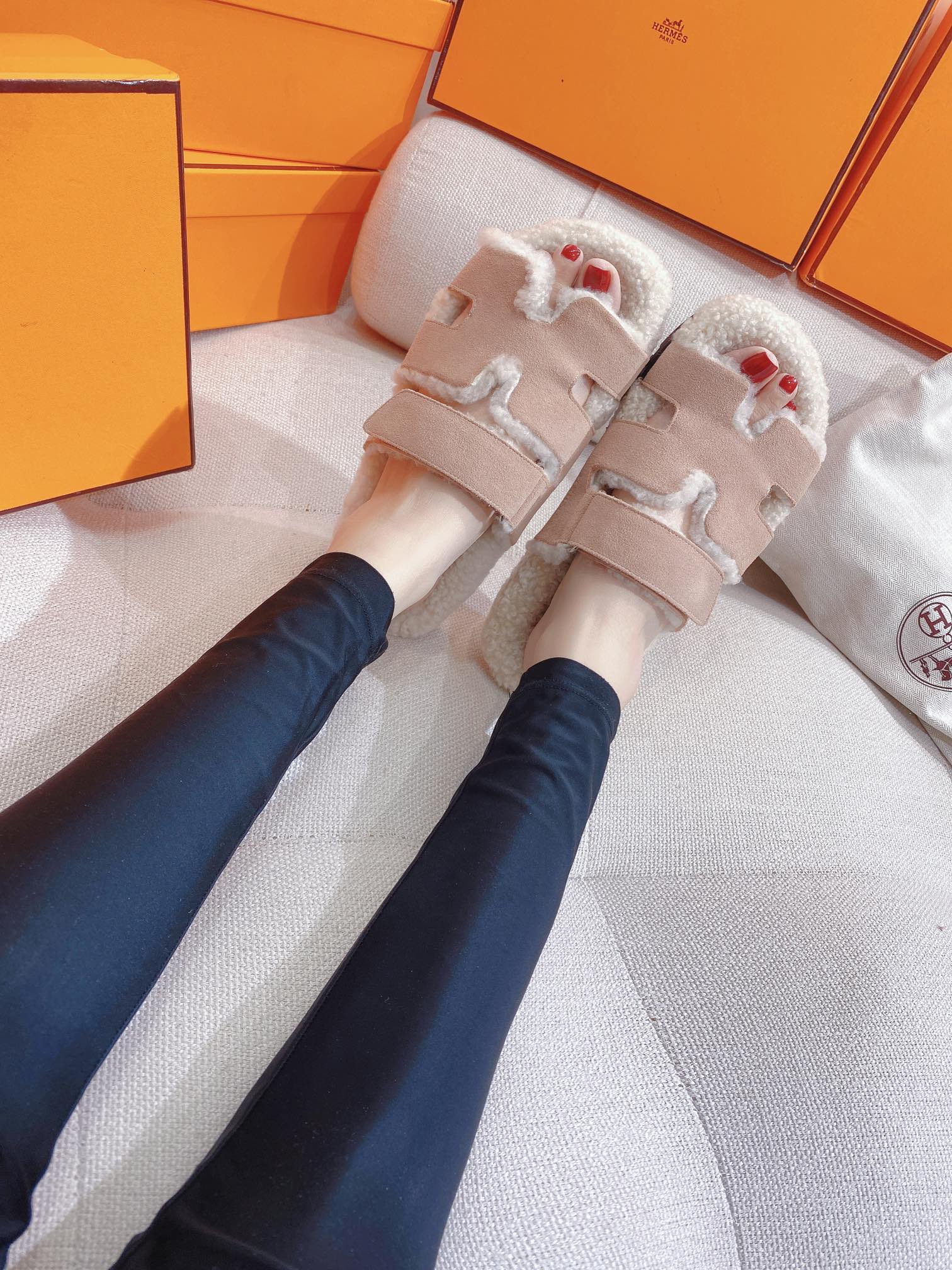 Новинка сезона осень/зима 2022 от Hermes — тапочки H из овчины и кожи с лоскутным узором — розовые.