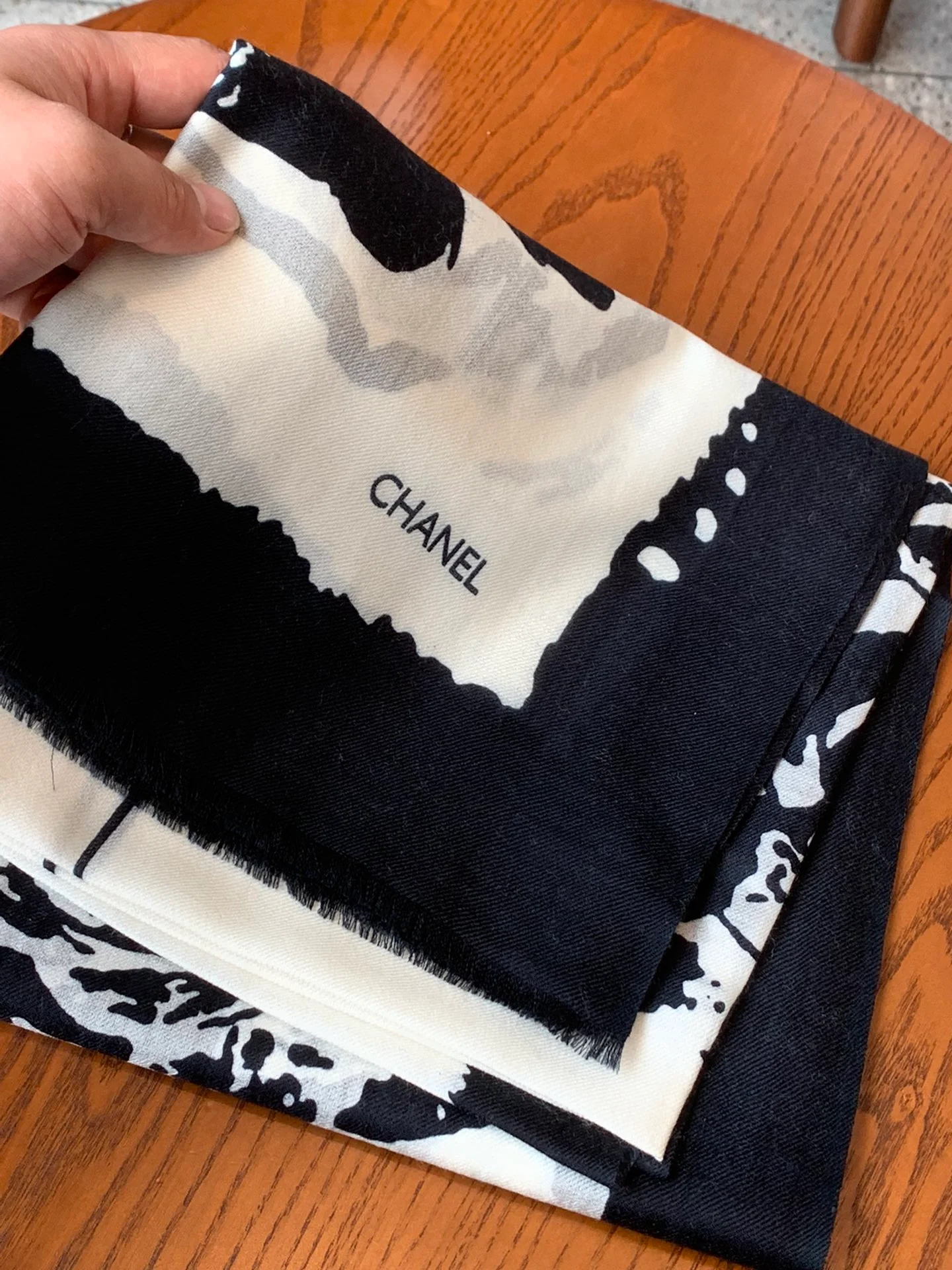 Шарф из коллекции Chanel Camellia