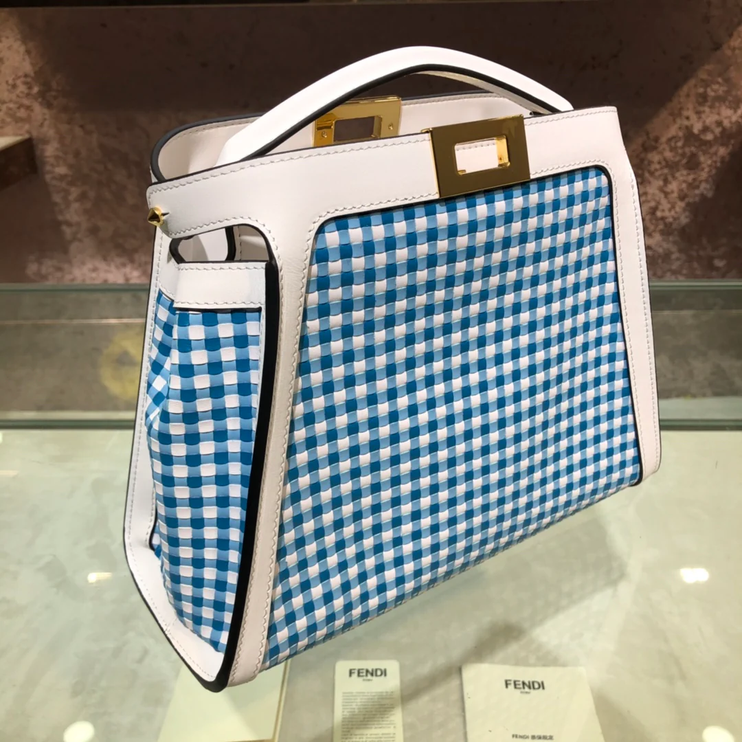 Маленькая кожаная сумка Fendi Peekaboo в синюю клетку