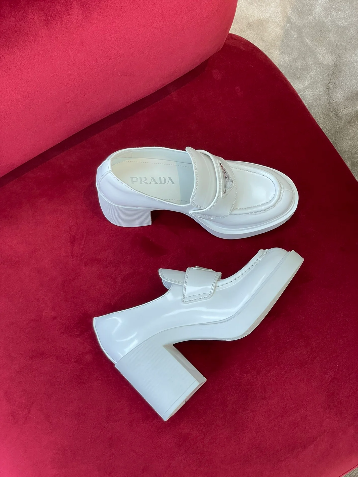 Лоферы Prada 2024, 7-5 см, белые.