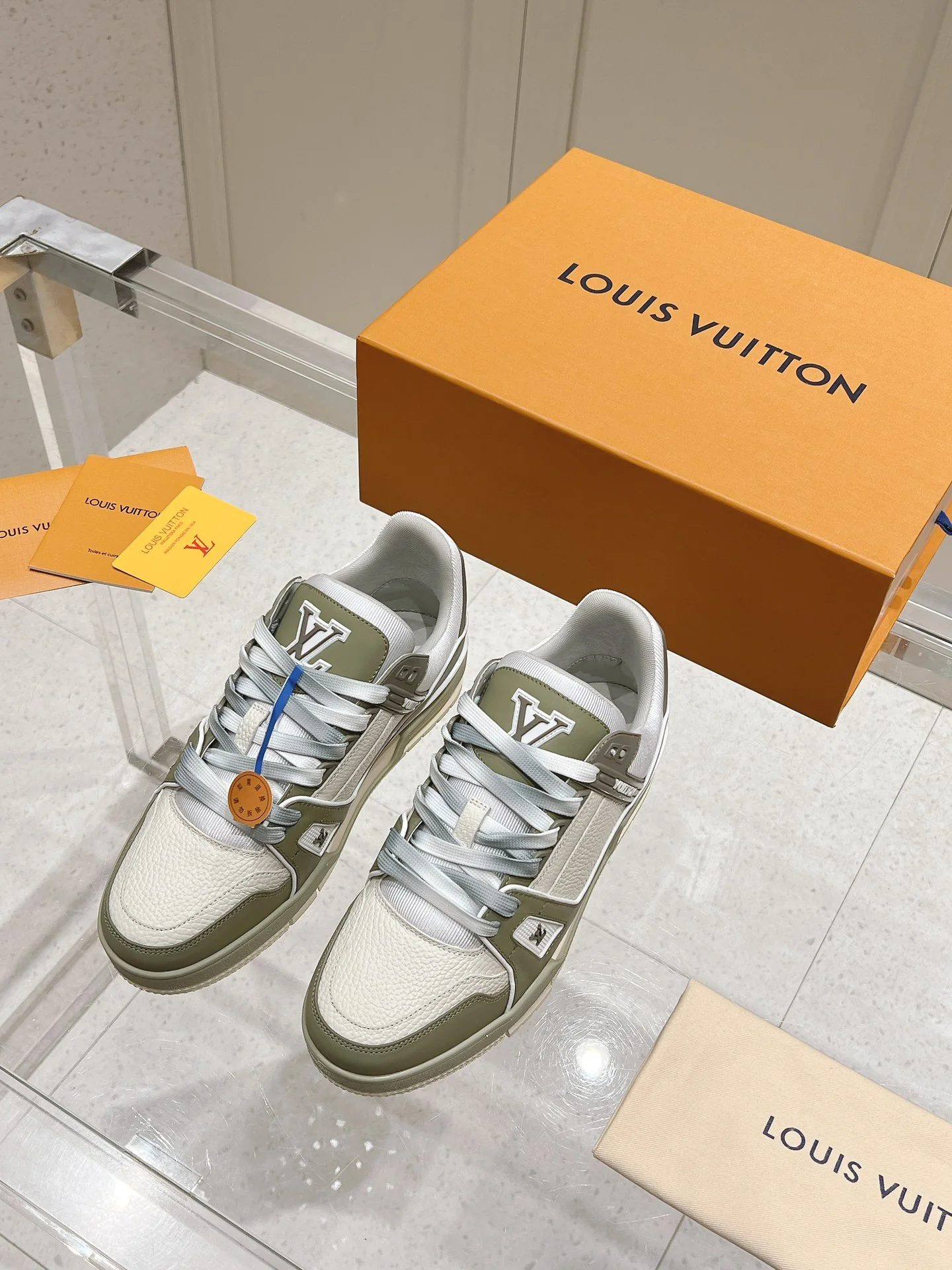 Двухцветные скейтбордные кроссовки LV-2024 - зеленые