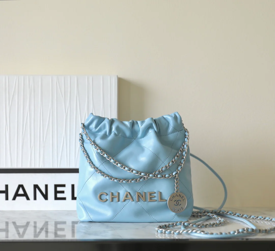 Новинка сезона весна/лето 2023 от Chanel - сумка 22 - мини - молочно-голубой