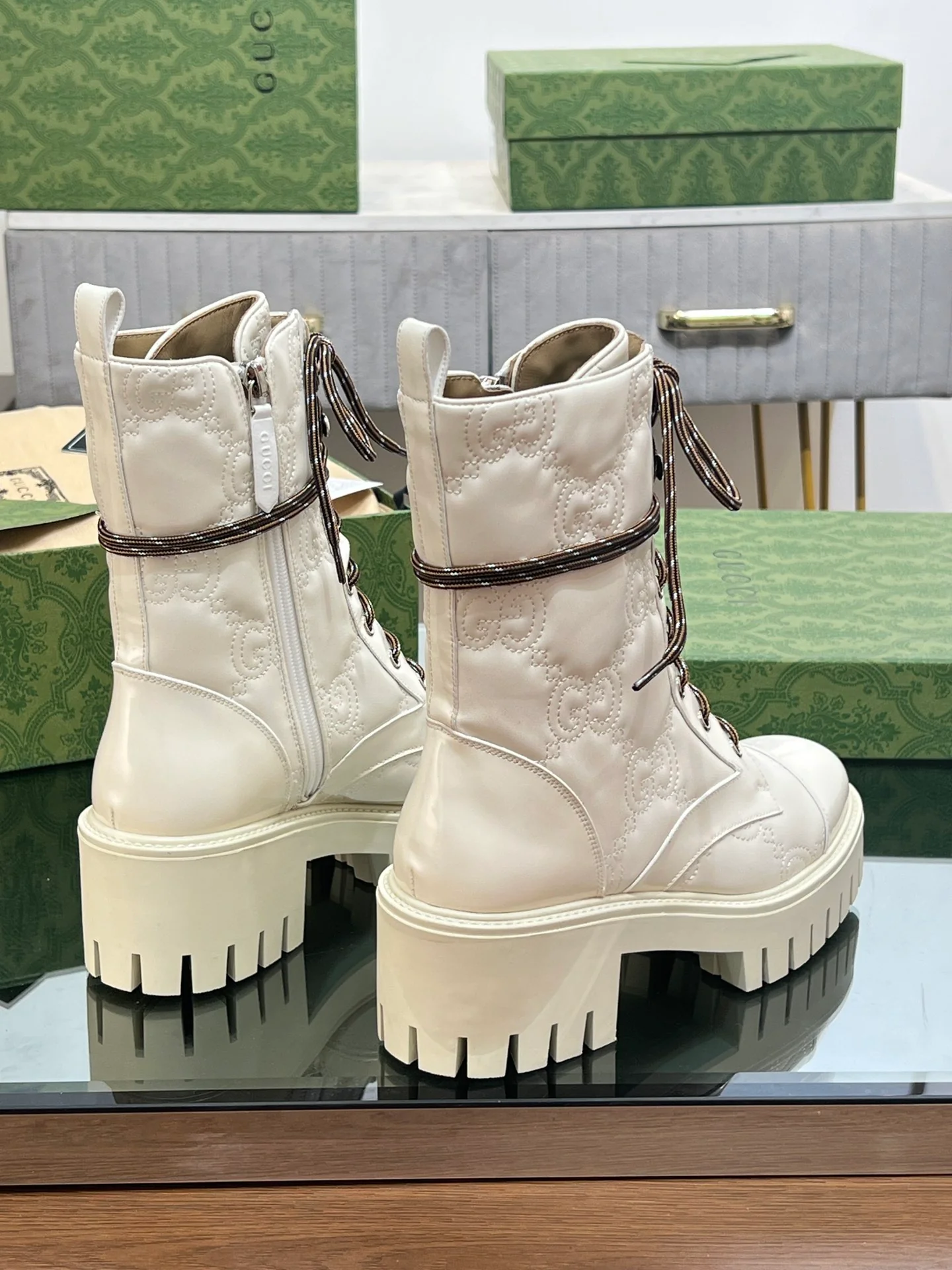 Походные ботинки Gucci с вышивкой и шнуровкой Mattelasse, белые.