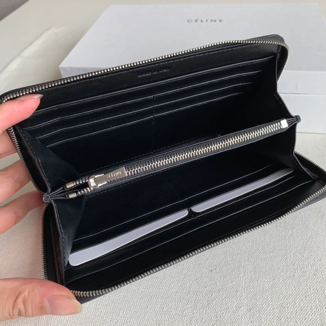 Длинный кошелек Celine на молнии — черный с узором в виде ряби на воде.