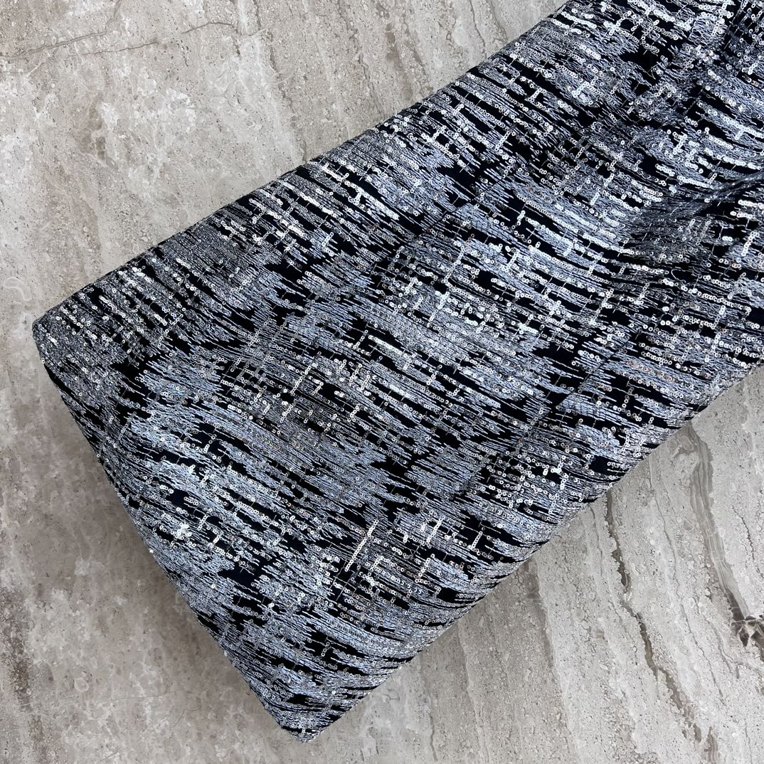 Miu Miu - 2404 - 24 Весна/Лето Новинка: Платье с воротником-стойкой и бретелькой через шею, украшенное стразами