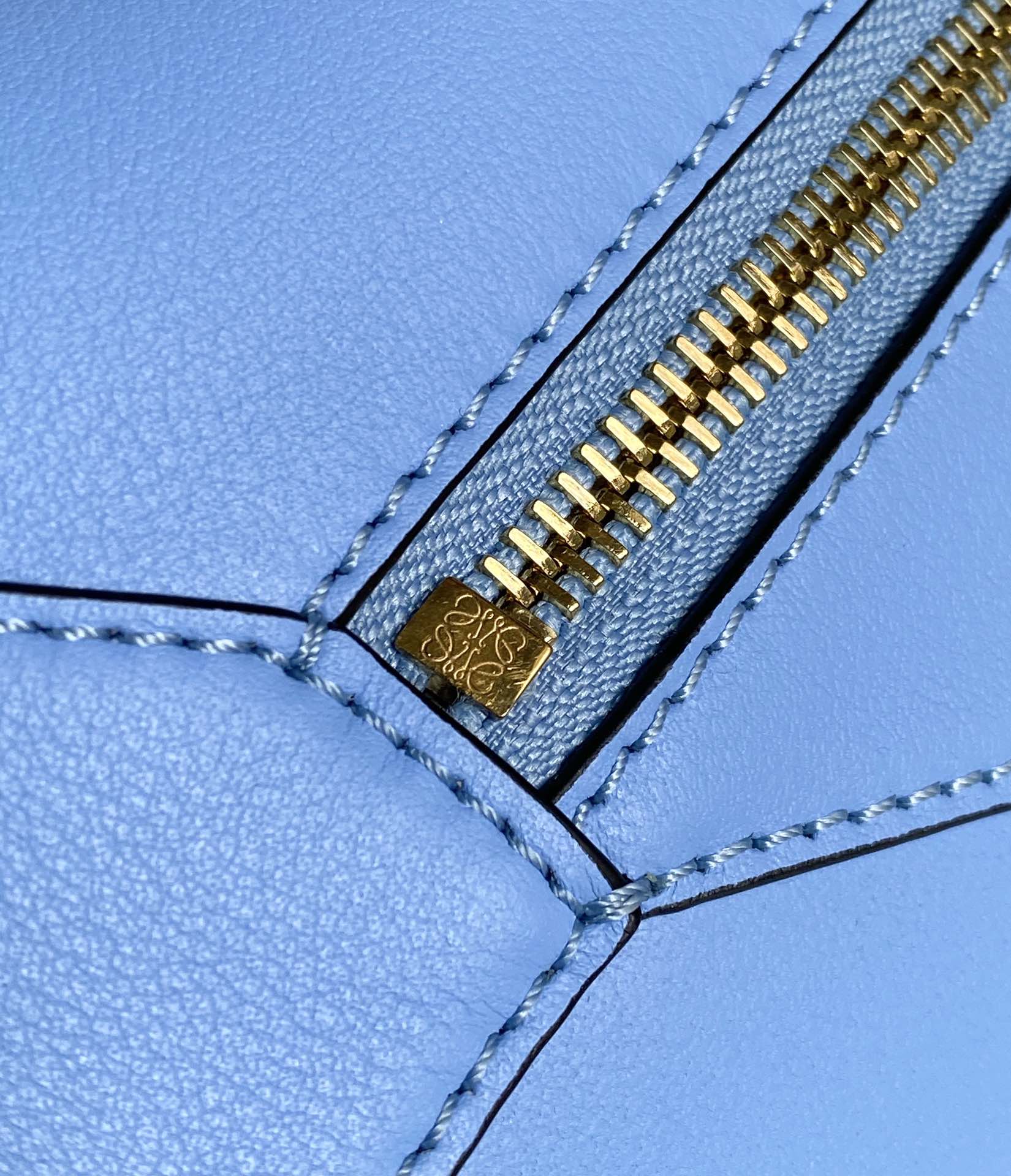 Сумка-хобо Loewe Puzzle, светло-голубая.