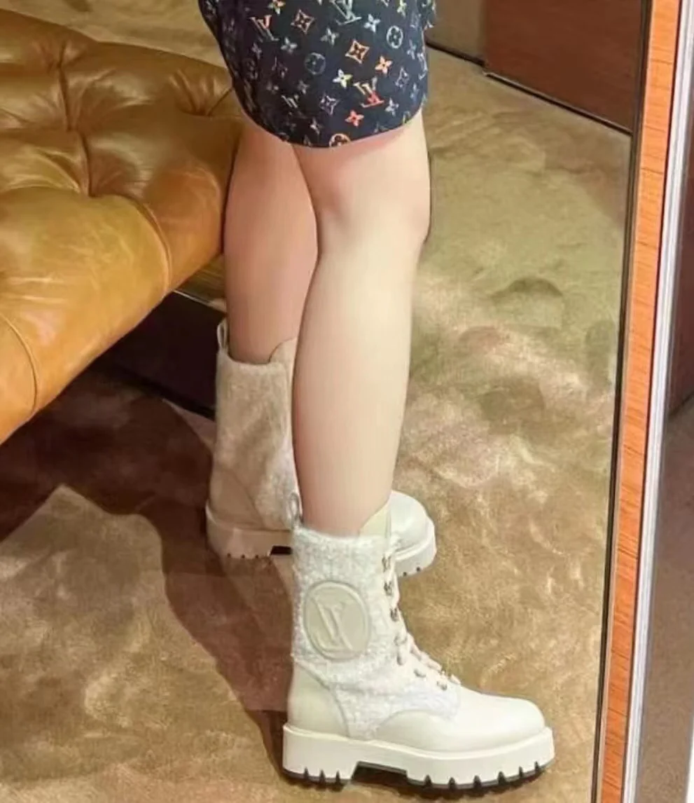 LV - Лакированная кожа с боковой вышивкой логотипа - Ботильоны на шнуровке - Белый