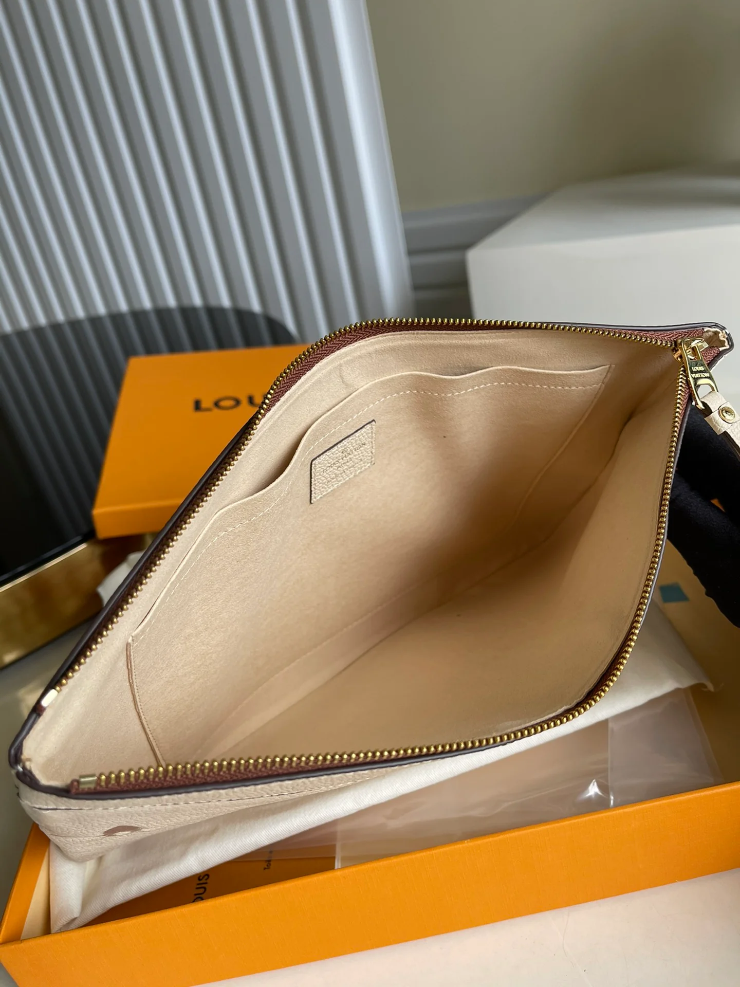 lv-m80174-daily-clutch-1