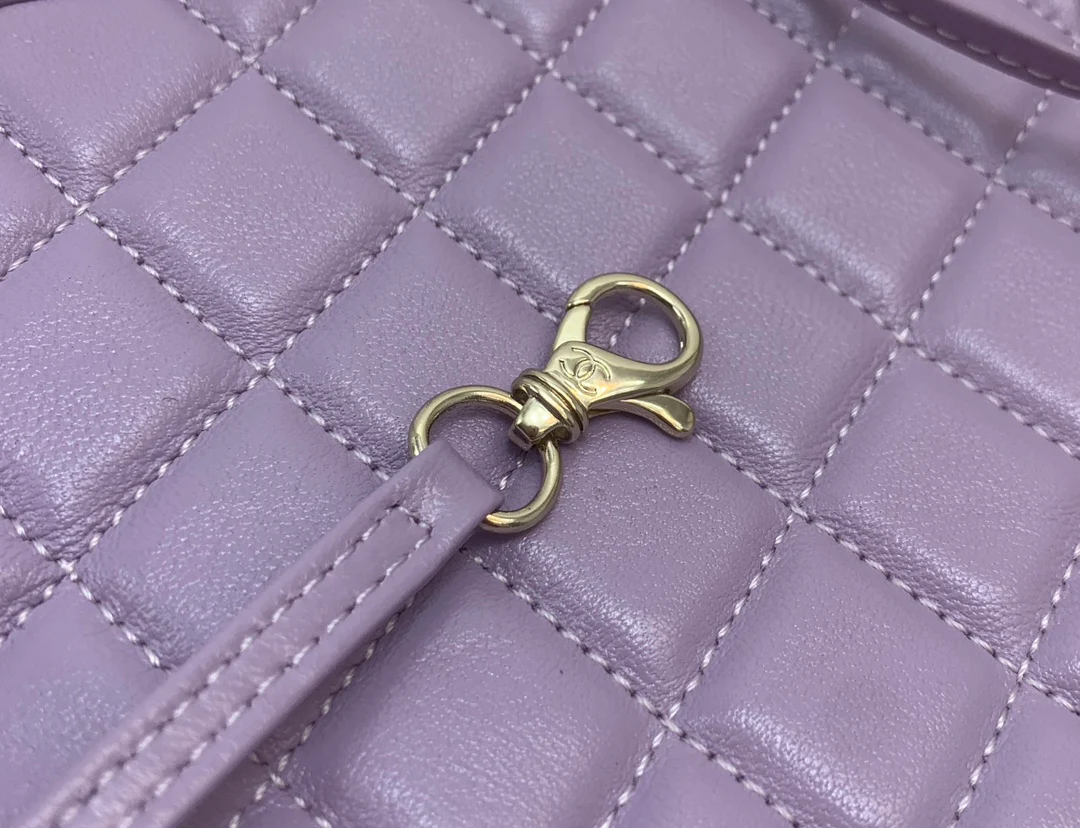 Мини-сумочка Chanel 24c31 из овечьей кожи - фиолетовая