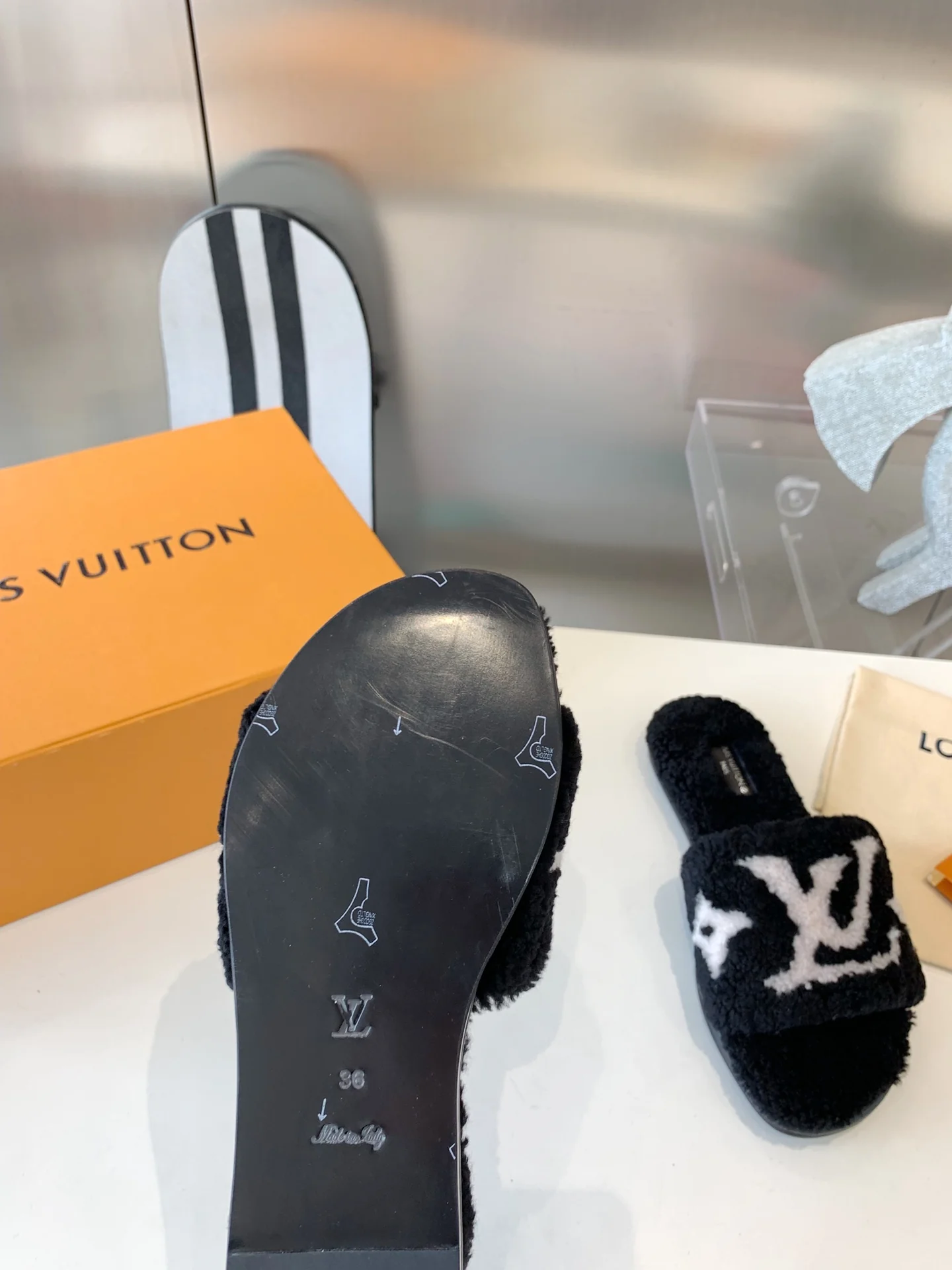 Новинка LV 2022 года - Меховые тапочки - Черные