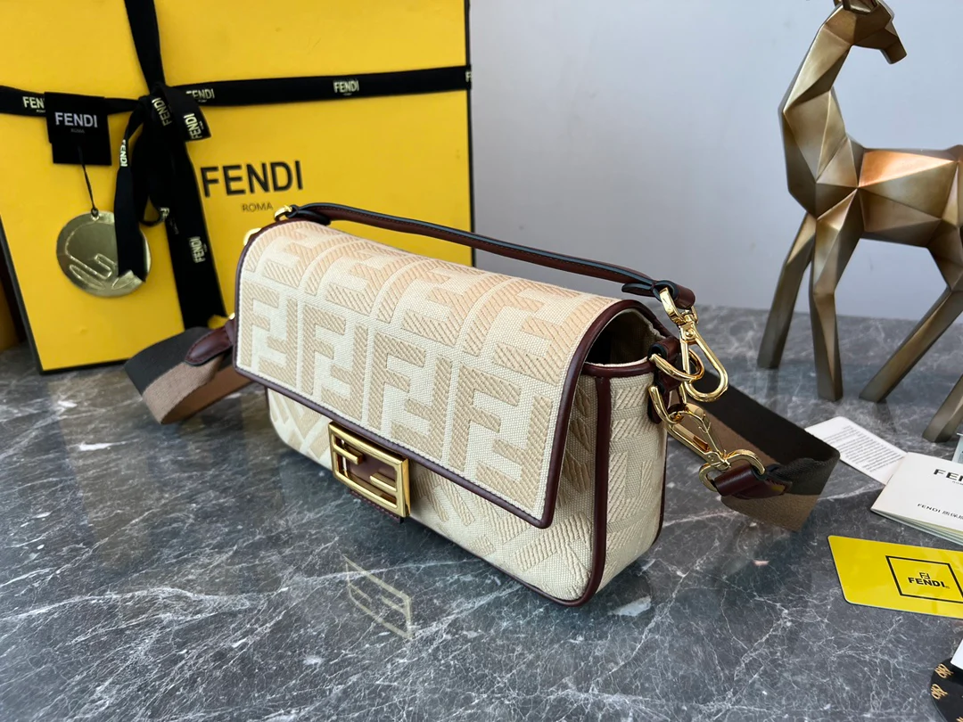Сумка-багет Fendi — вышитая, бежевая.