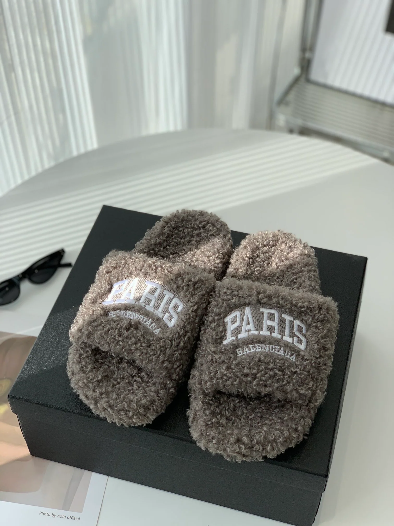 Новинка весны/лета: очень мягкие флисовые тапочки Balenciaga - размеры 35-40 - 4 цвета - 1 шт.