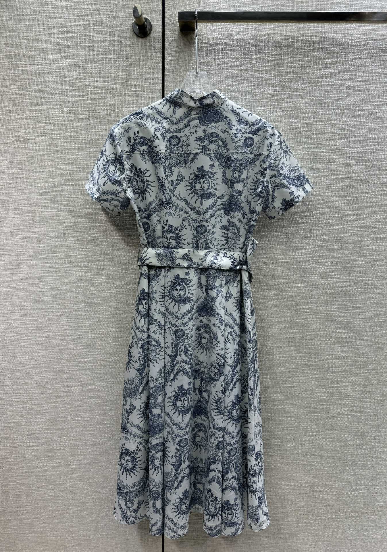 Платье Dior 2403 с короткими рукавами и узором ?Бог Солнца? — белое.