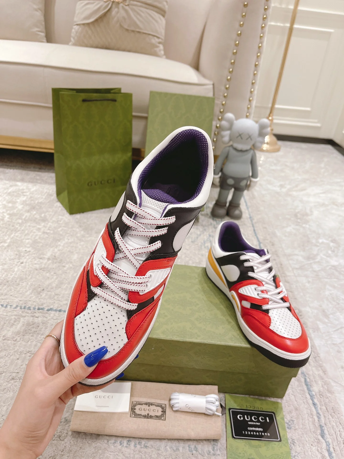 Коллекция Gucci с показа на Неделе моды в Милане 2022 года - серия баскетбольных кроссовок.