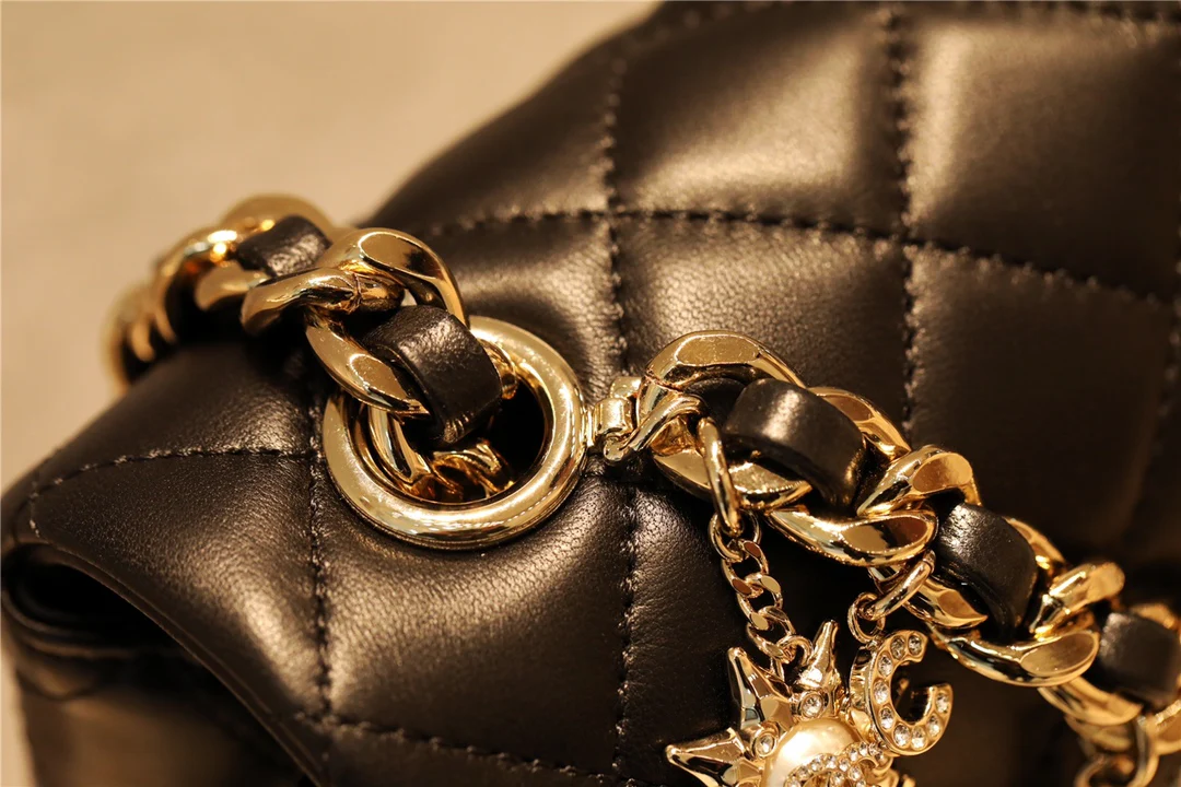 Миниатюрный кулон-значок Chanel CF