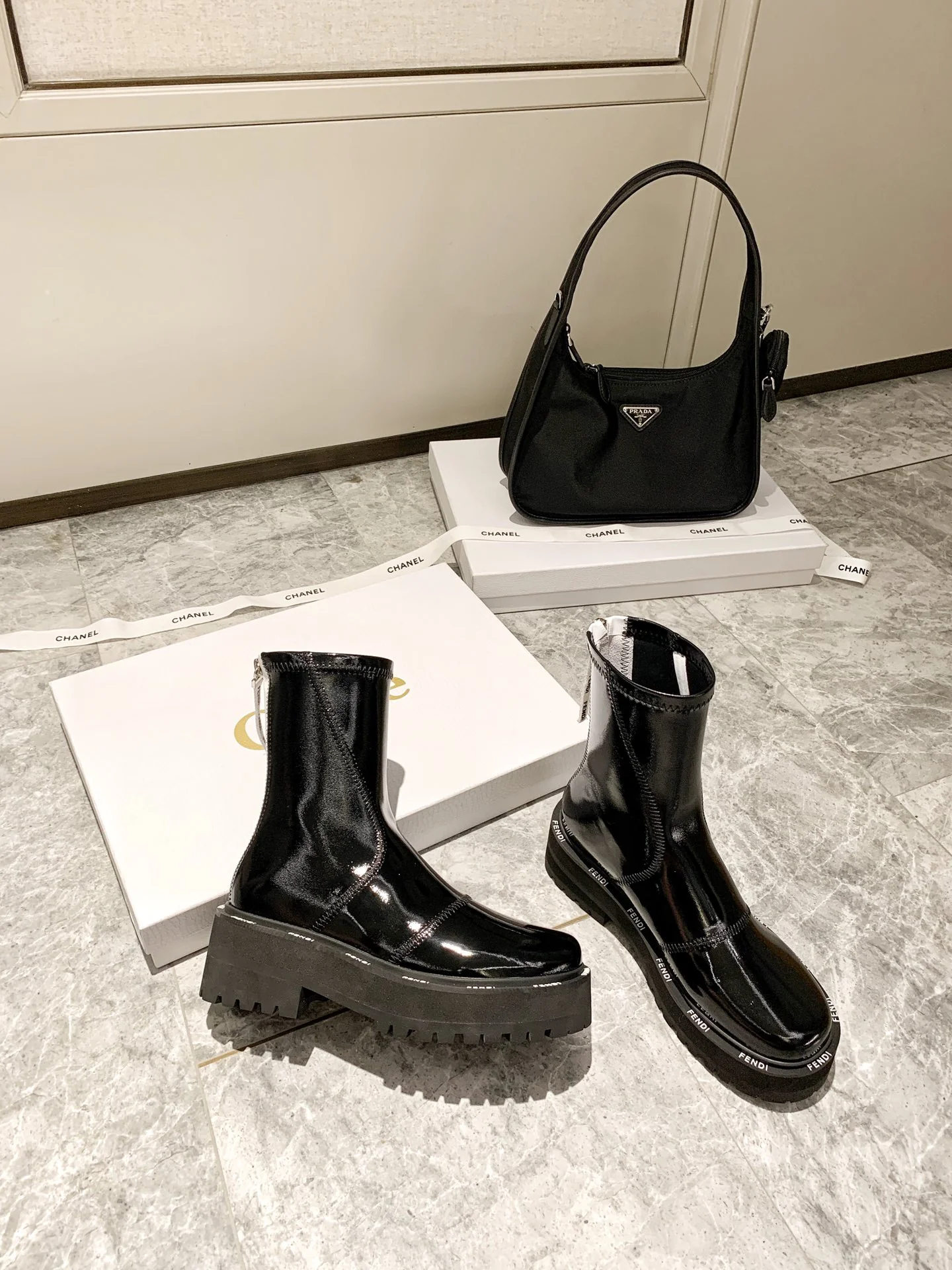 Лакированные ботильоны Fendi - черные