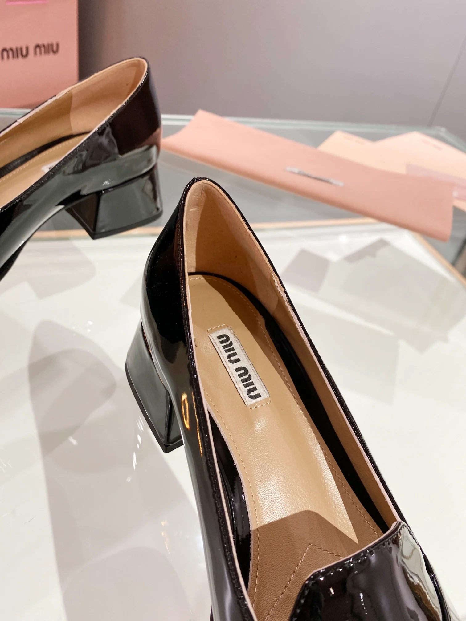 Новинка весны 2023 года от Miu Miu - Туфли на массивном каблуке с закрытым носком - Белые - 1