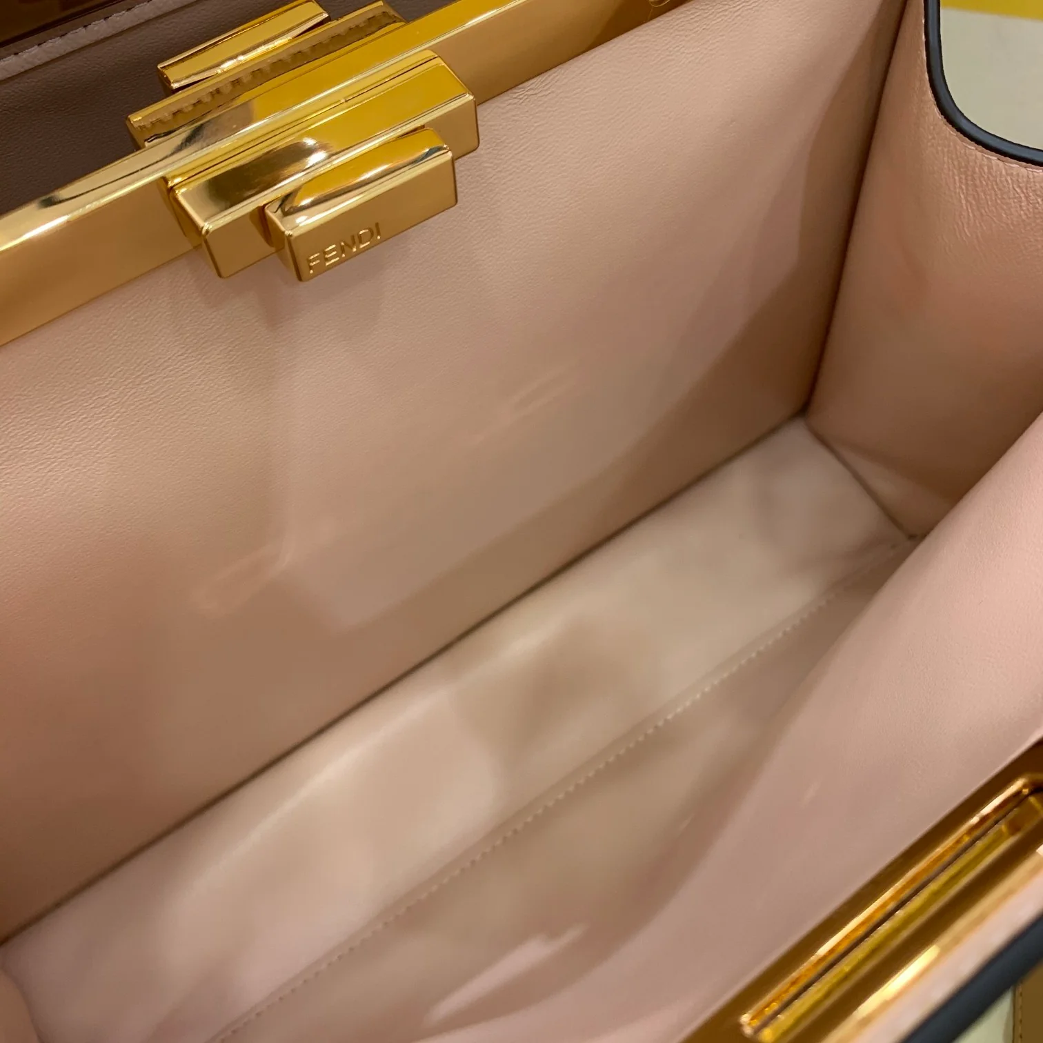 Сумка Fendi Peekaboo i-seey Medium из абрикосовой кожи.