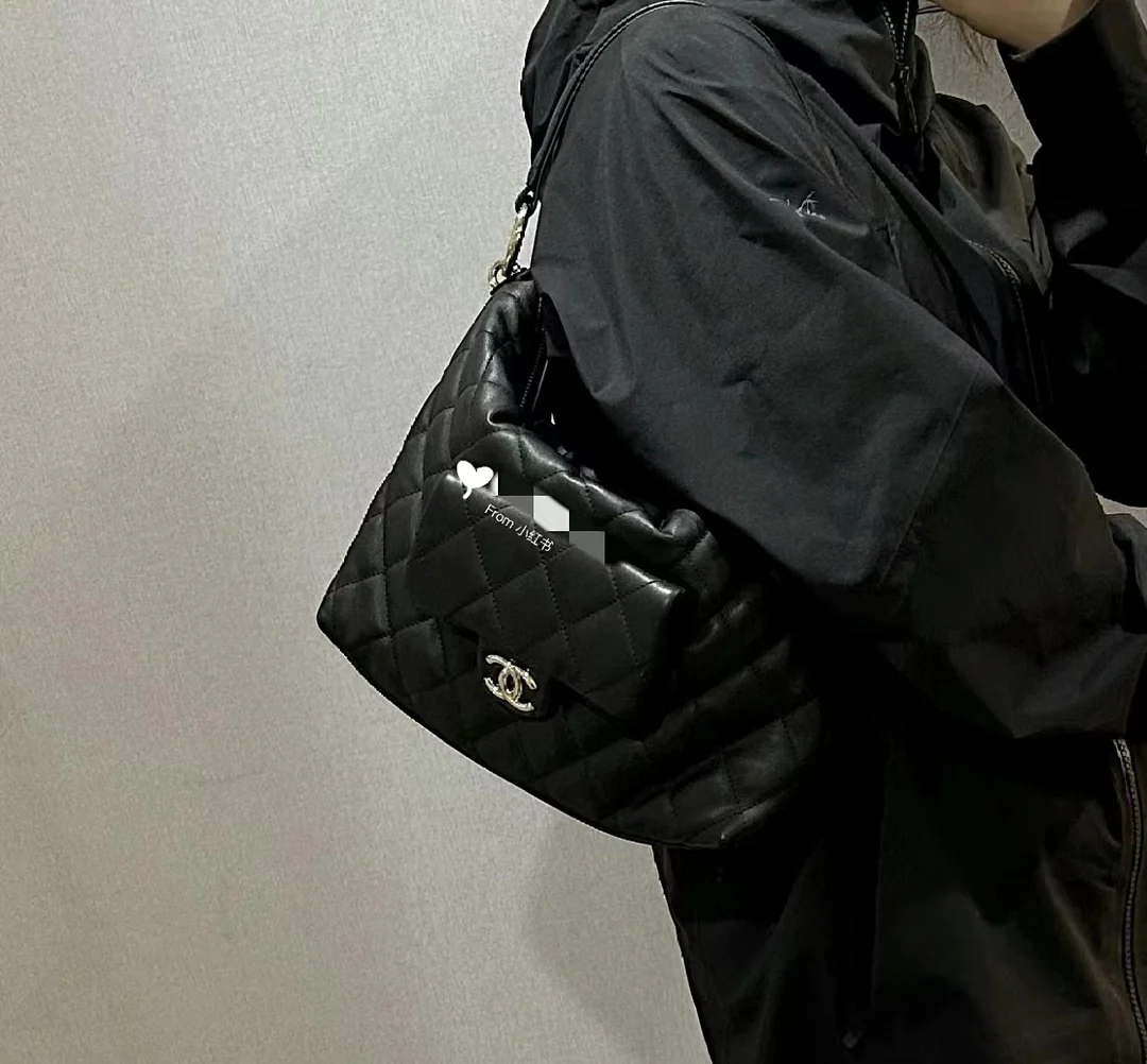 Коллекция Chanel осень/зима 2023 - Сумка-хобо в стиле хиппи - Овечья кожа - Черная