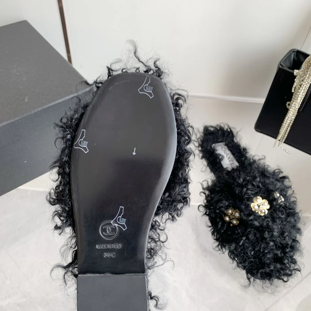 Новинка сезона осень/зима 2023 от Chanel - тапочки из овечьей шерсти