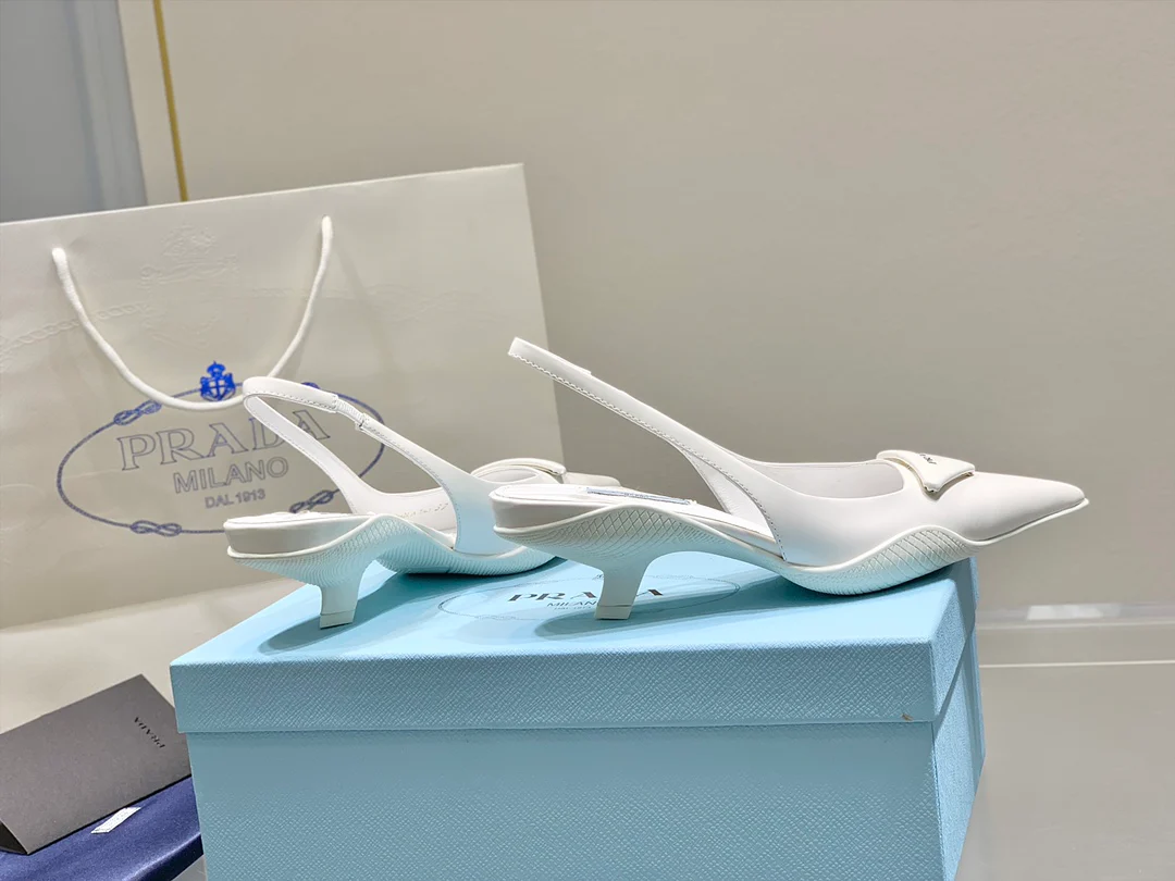 Prada - Белые туфли на низком каблуке