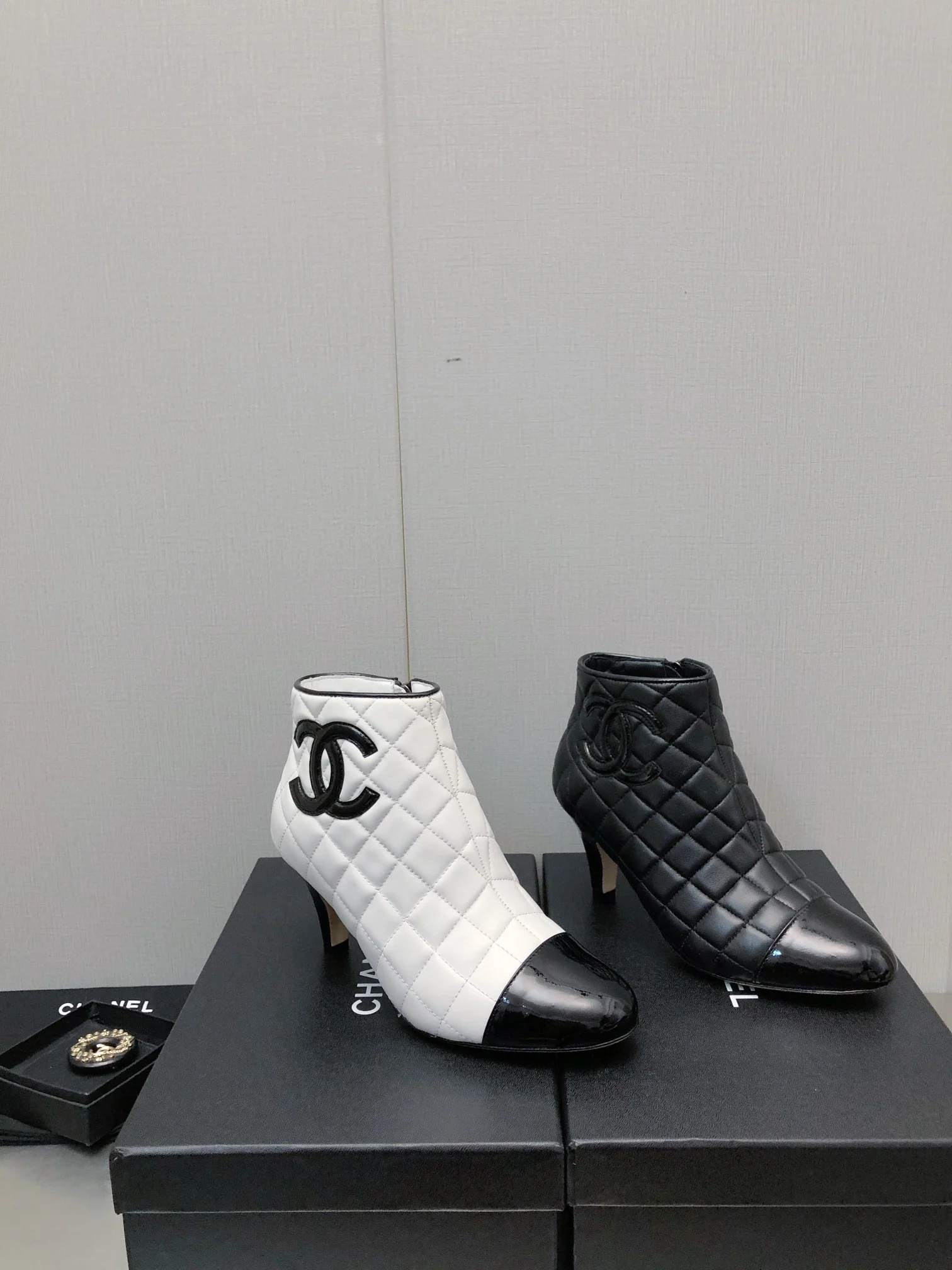 Новинка сезона осень/зима 2023 от Chanel - Ботильоны на массивном каблуке с круглым носком - 7 см - Белые