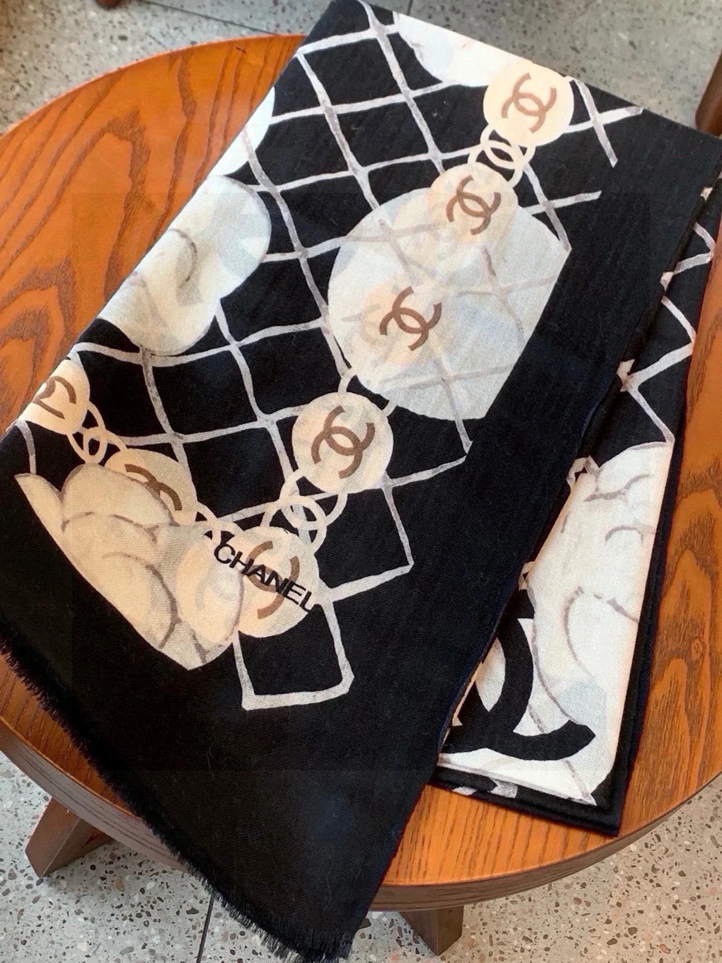 Винтажный шарф Chanel 2024 в клетку ?Камелия?, цена 110-200 долларов.