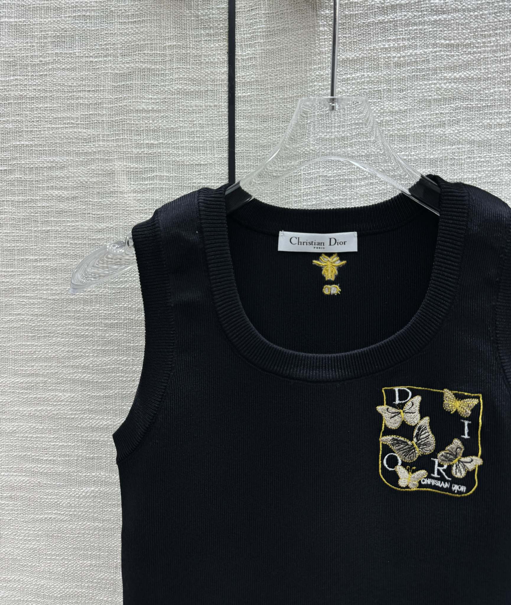 Вязаный жилет Dior 2403 с вышитой бабочкой и круглым вырезом - черный