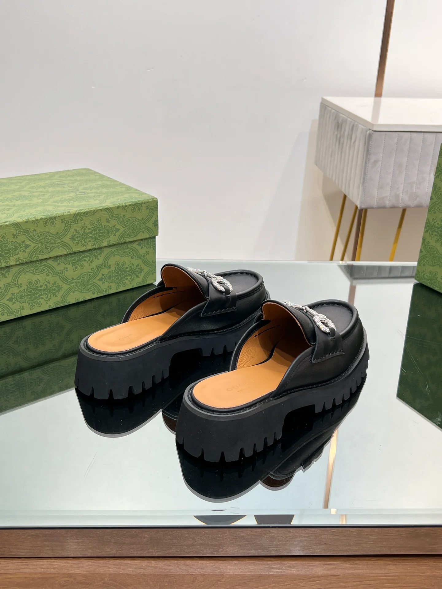 Лоферы Gucci 2024 на платформе с кристаллами и стразами, черные.