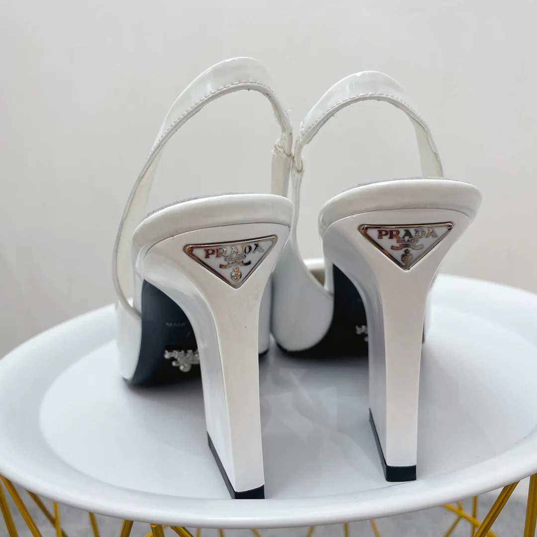 Новинка сезона весна/лето 2022 от Prada - туфли на каблуке с открытой пяткой