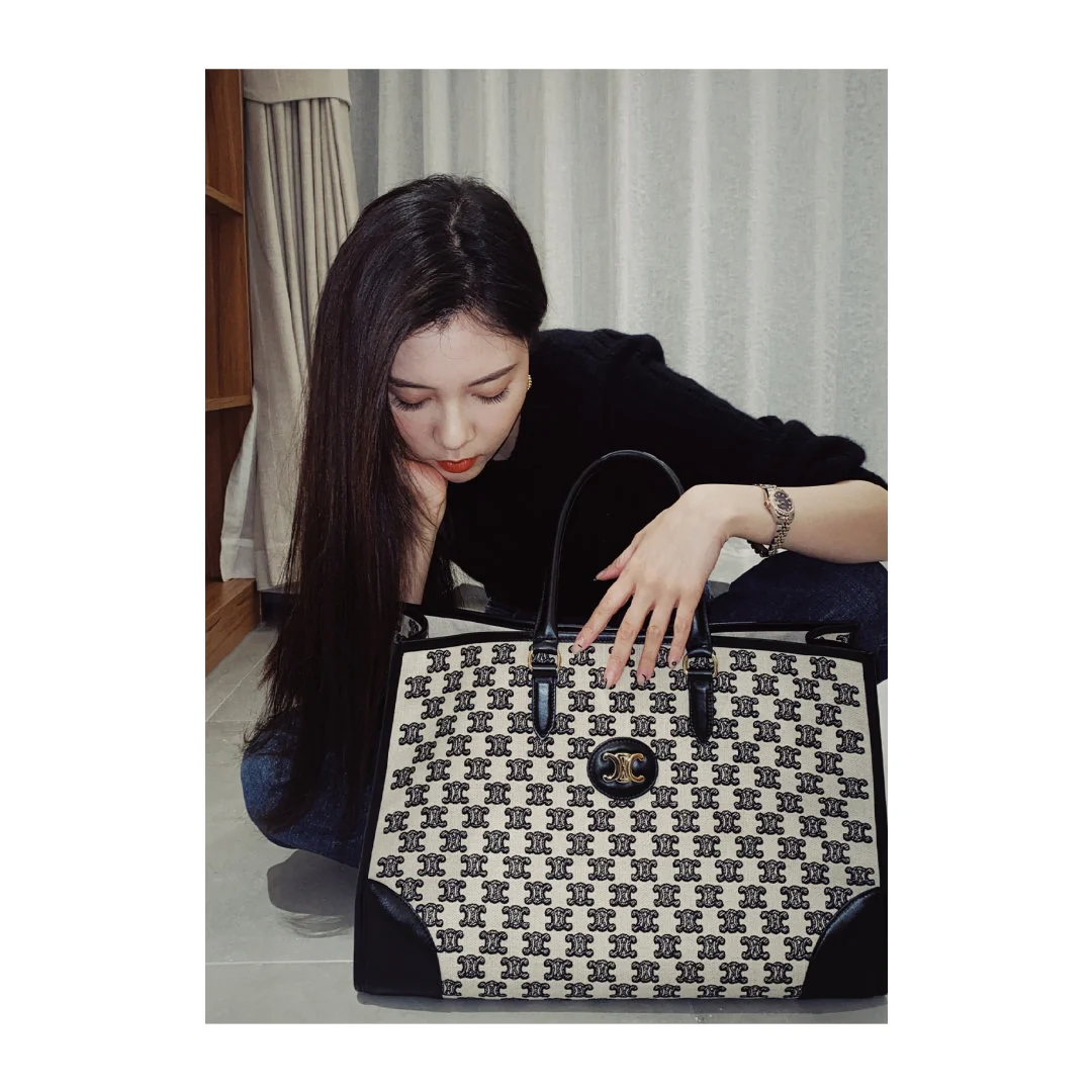 Большая сумка-тоут Celine Triomphe с черно-белой вышивкой