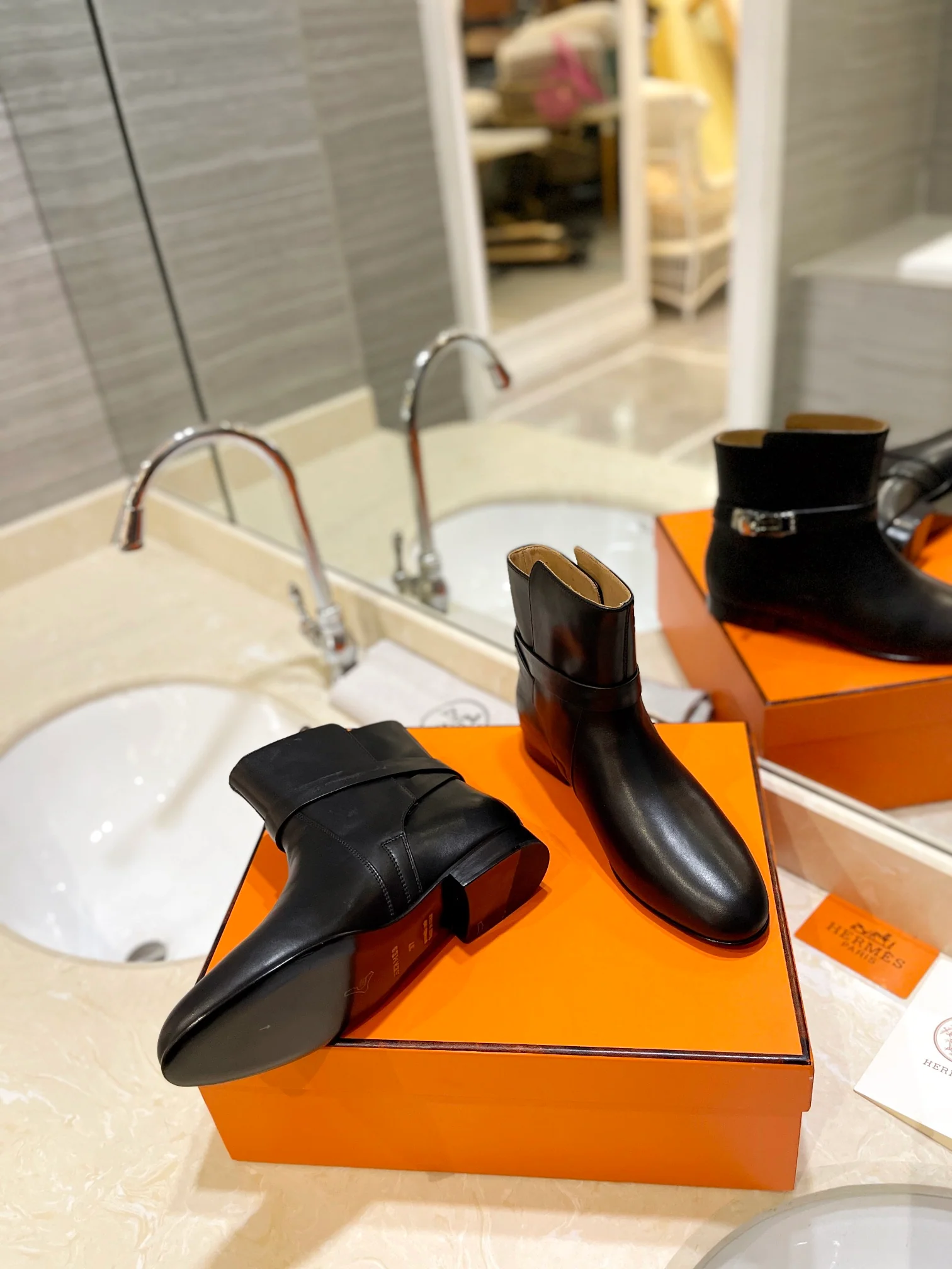 Классические плоские ботильоны Hermes с пряжкой Kelly Buckle — черные.