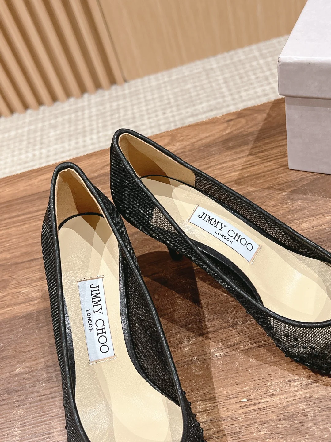 Туфли на высоком каблуке с острым носком и кристаллами Swarovski от Jimmy Swarovski - черные.