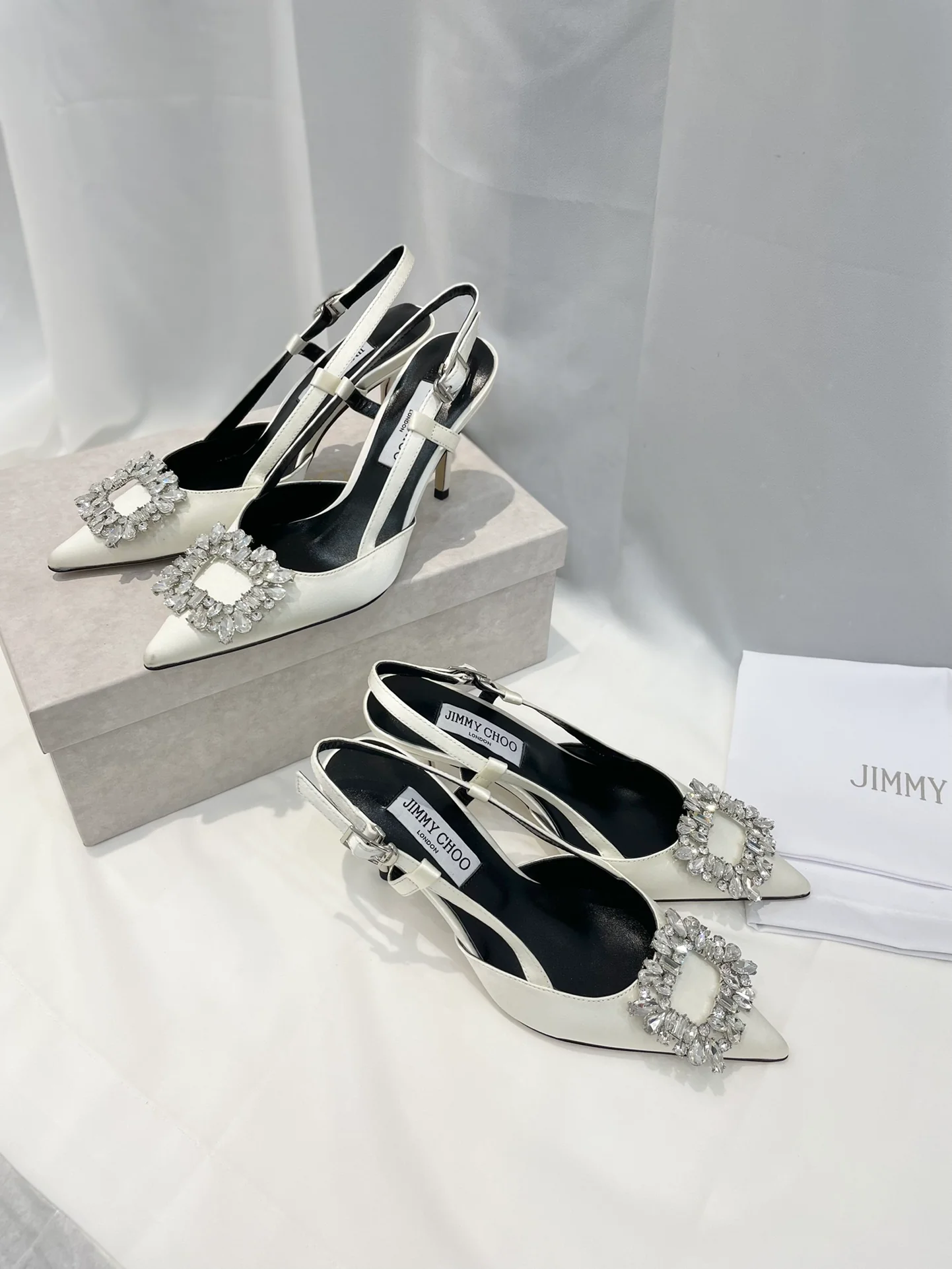 Серия Jimmy Goddess - Туфли на высоком каблуке с бриллиантовой пряжкой - Белые