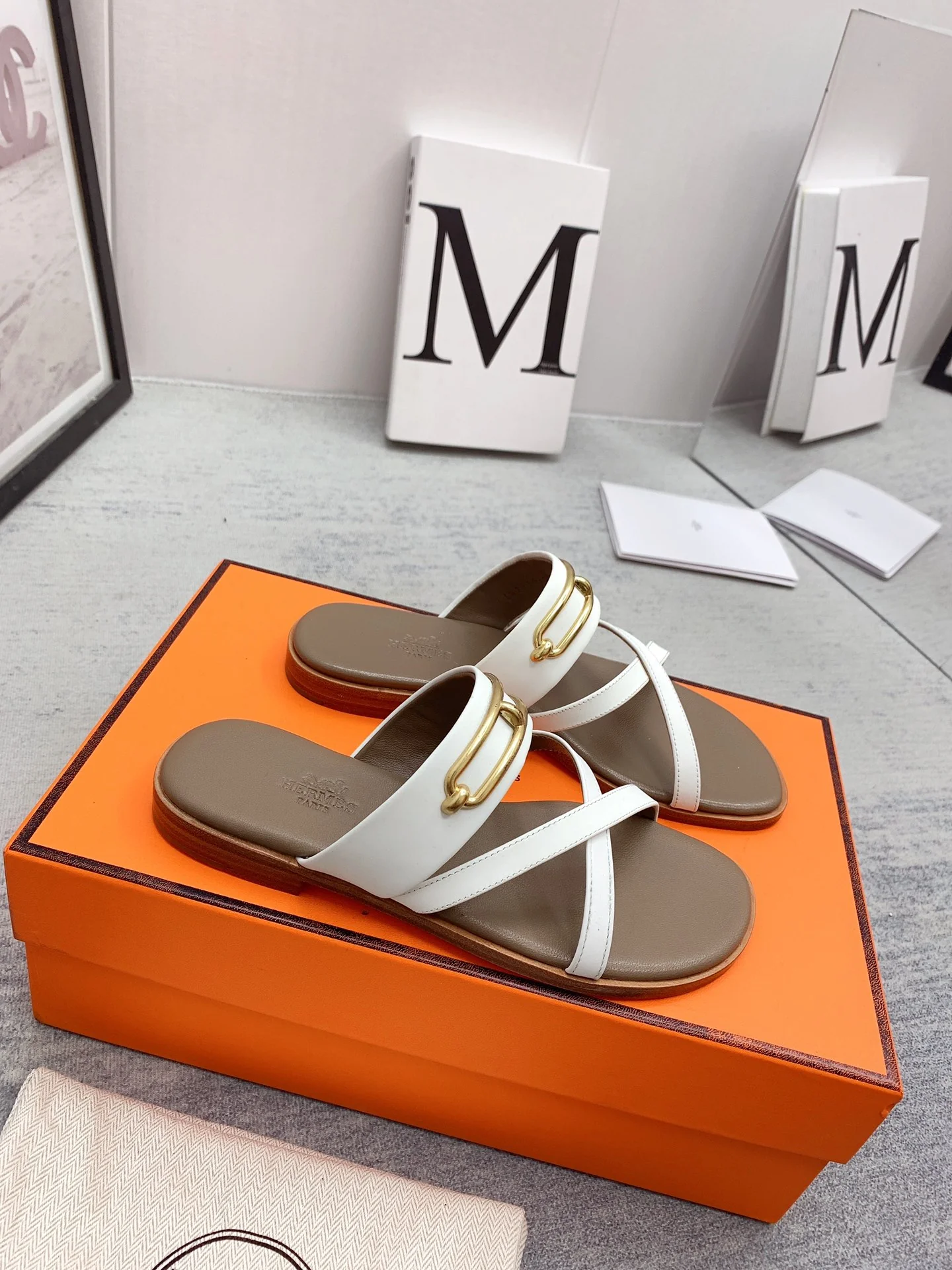 Новинка сезона весна/лето 2022 от Hermes - фактурные плоские тапочки