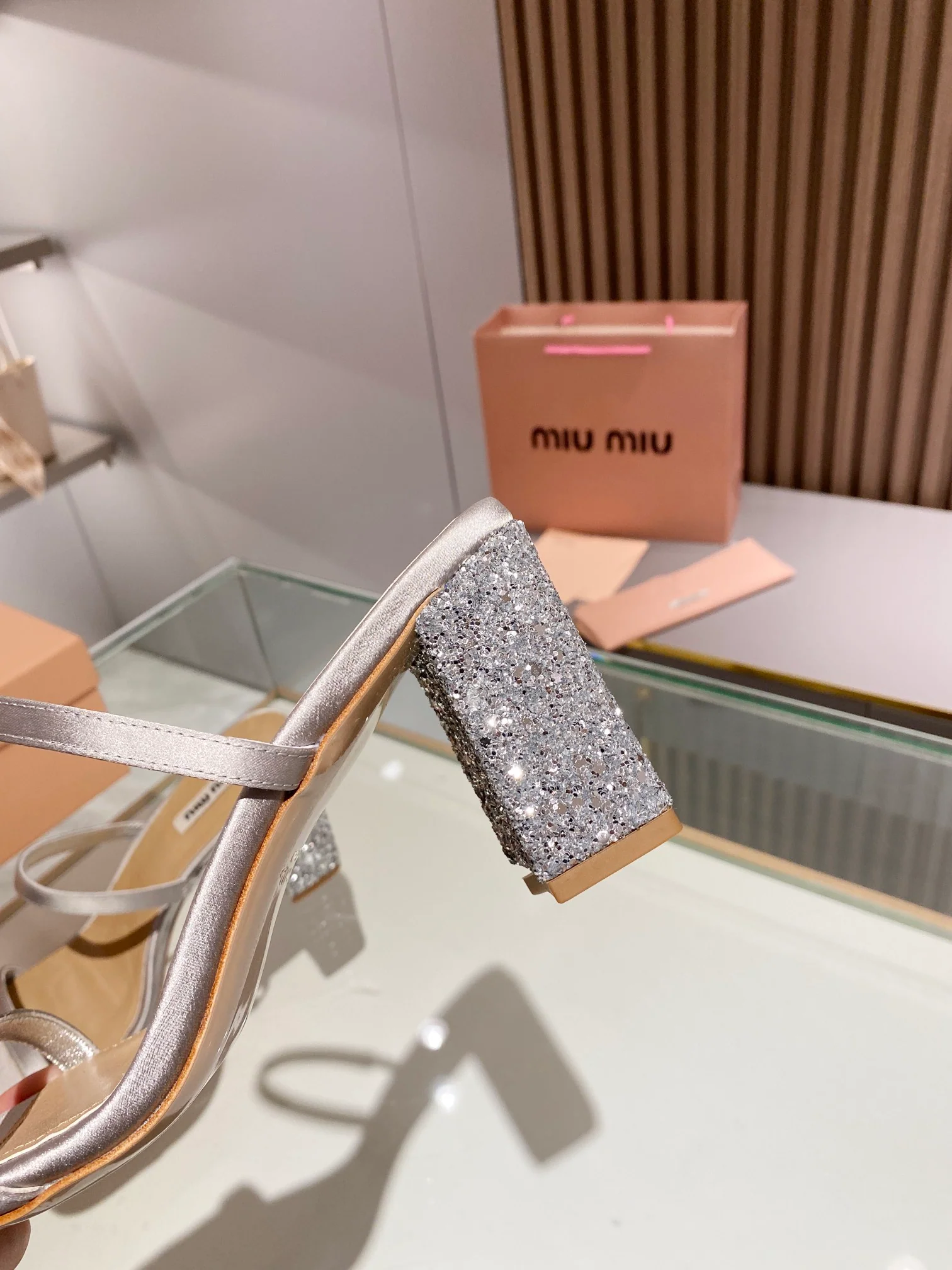 Новинка сезона весна/лето 2023 от Miu Miu - Босоножки на высоком каблуке с ремешками - 8-5 см - Серебристые