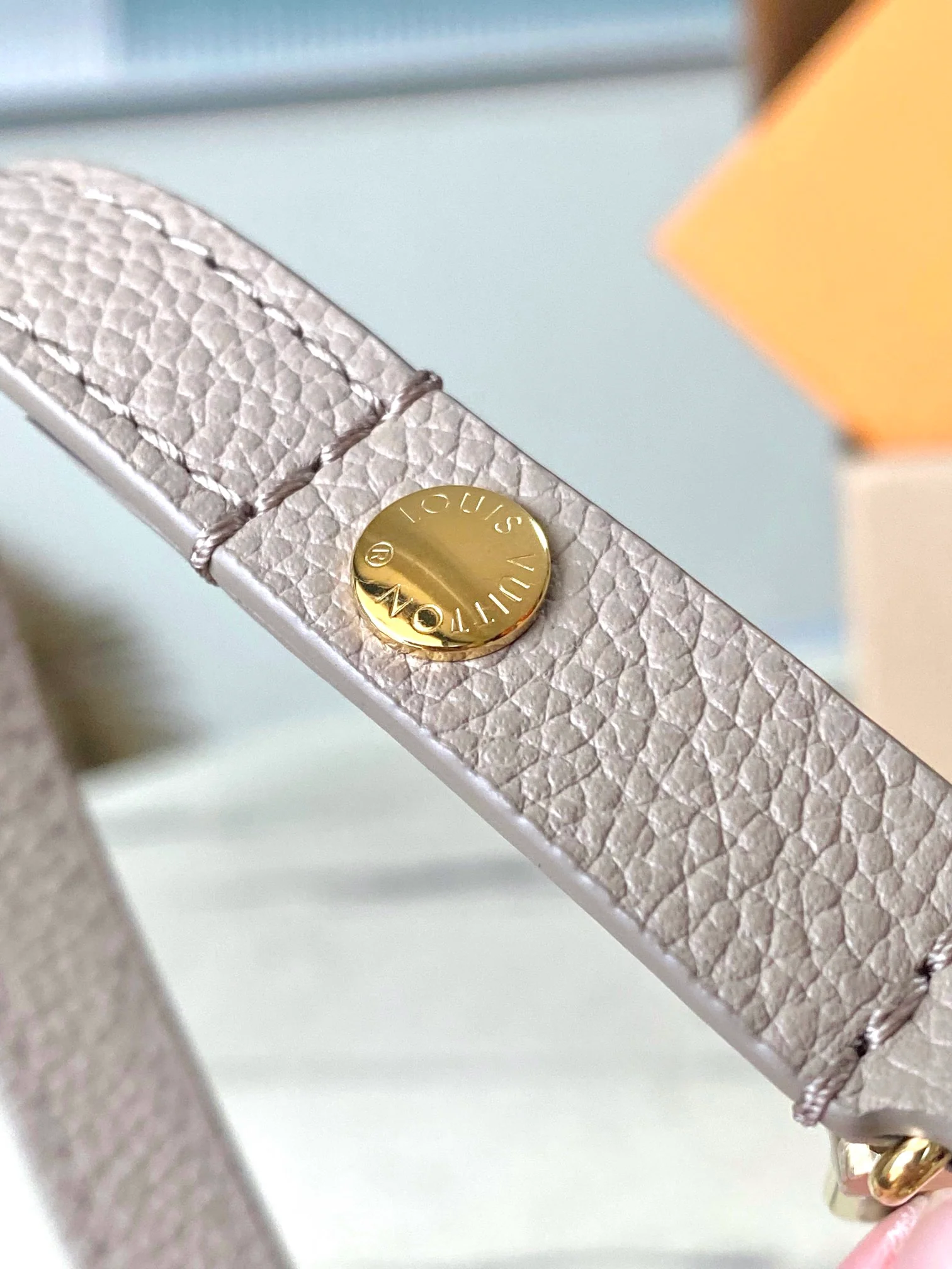 m82211-LV-кошелек-на-цепочке-плющ-абрикос