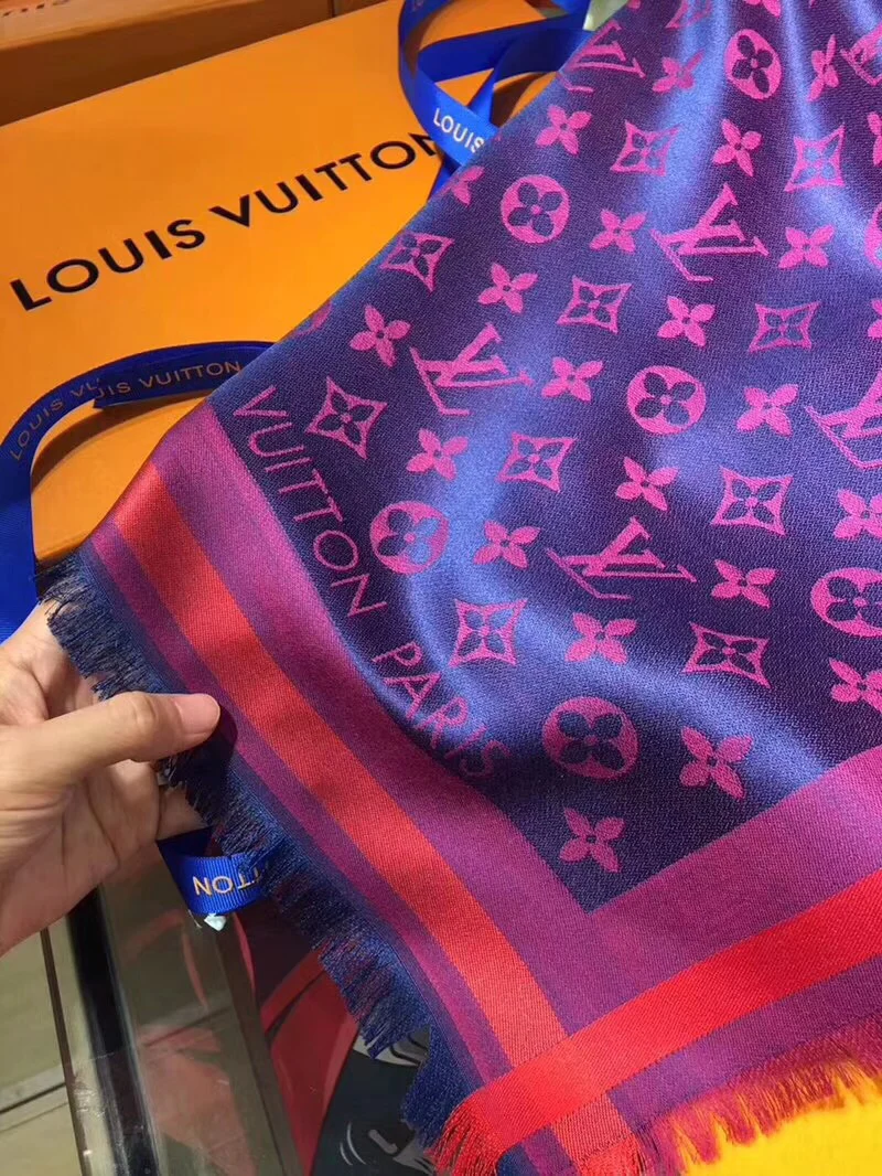 Шелковый шарф LV-140 Monogram — модель высшего класса с исключительно мягкой текстурой.