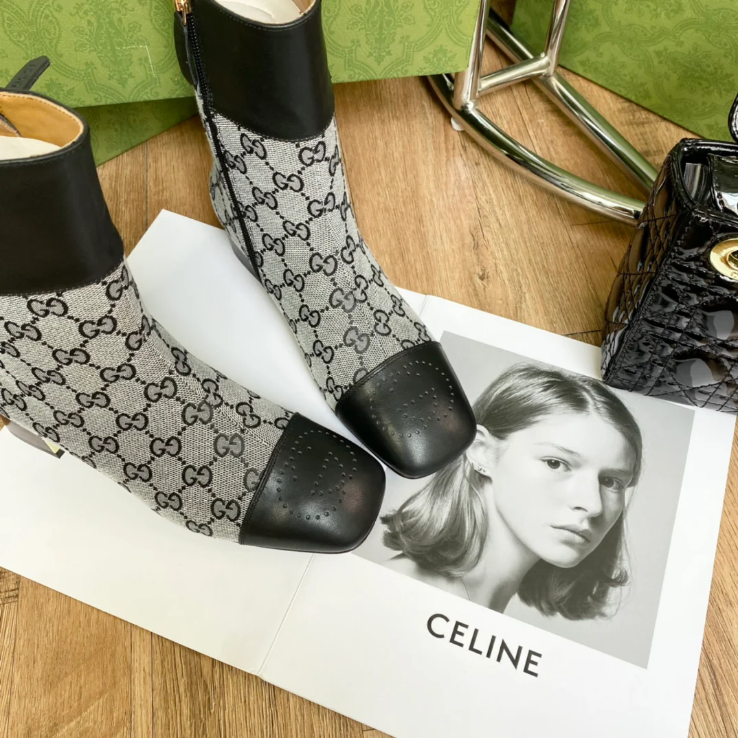 Новинки осенне-зимней коллекции Gucci 2022 — Ботильоны — Черный монограммный дизайн