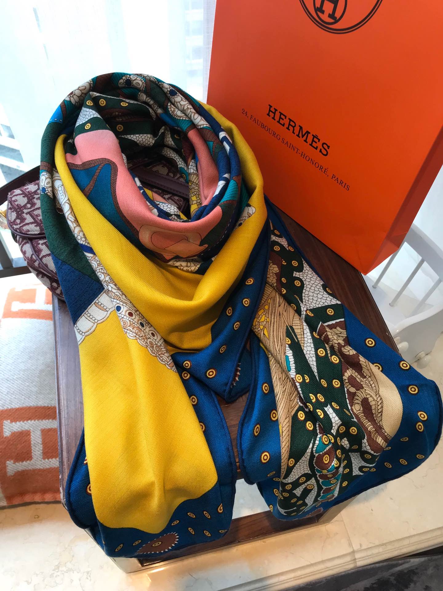 Квадратный шарф Hermes из высококачественного шелка и кашемира 140 пробы.