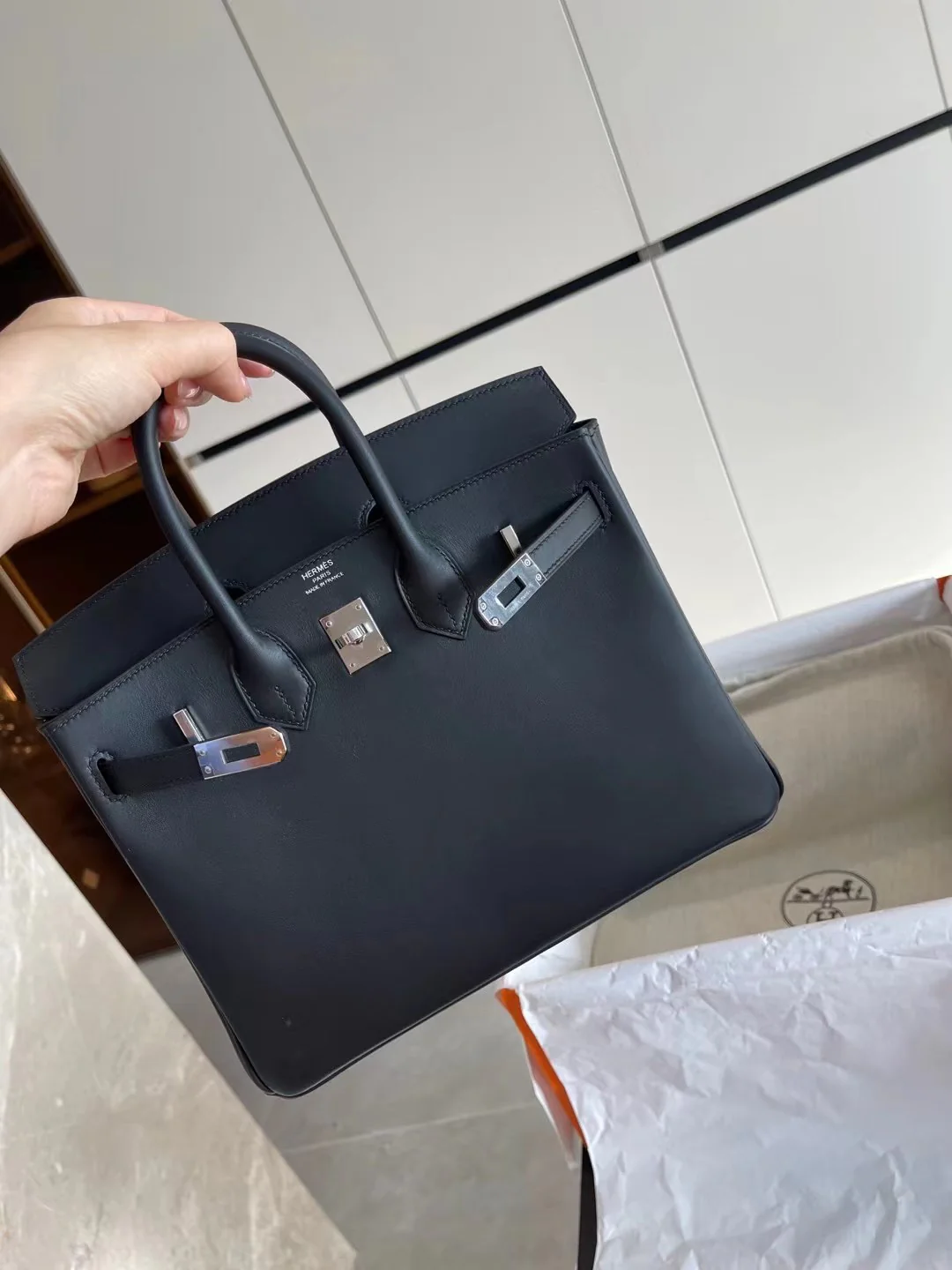 Сумка Hermes Birkin 25 Jonathan Black с серебряной пряжкой и U-образной гравировкой.