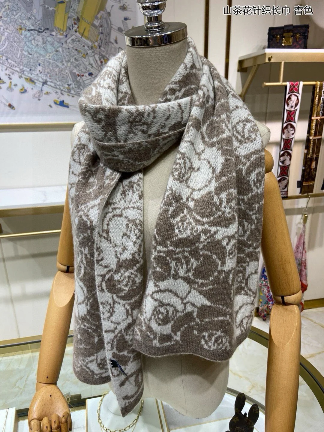 Шарф Chanel 2024 с принтом камелий - коричневый